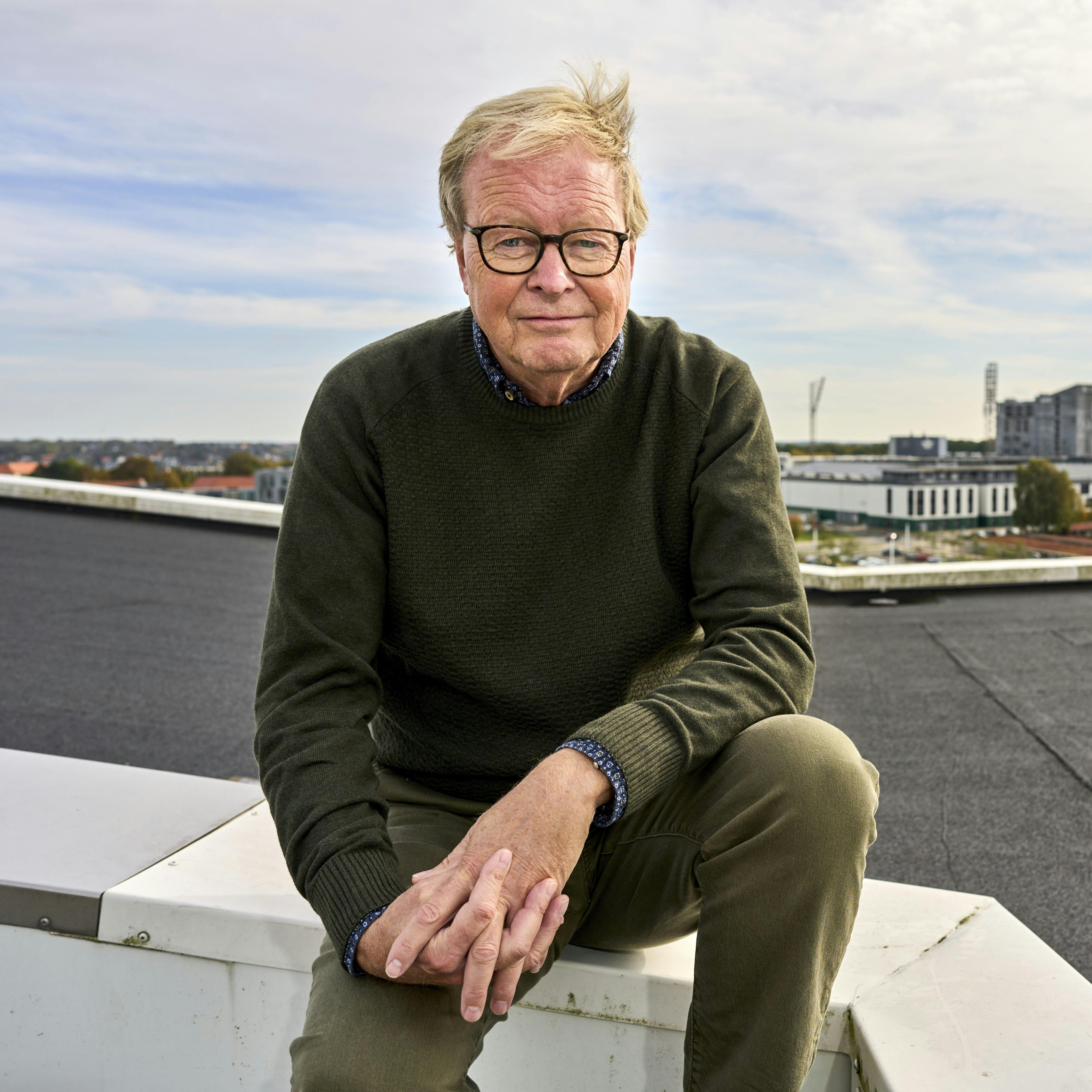 Ulrik Wilbek, Viborg Kommunes borgmester, blev døv på det ene øre, og det belaster hans hverdag. Han var også træner for kvindelandsholdet fra 1991 til 1998 og for herrelandsholdet fra 2005 til 2014. Han har skrevet bøger om sine oplevelser med håndbold samt om ledelse, hvilket danner grundlag for hans foredragsvirksomhed. Viborg, mandag 10. oktober 2022.