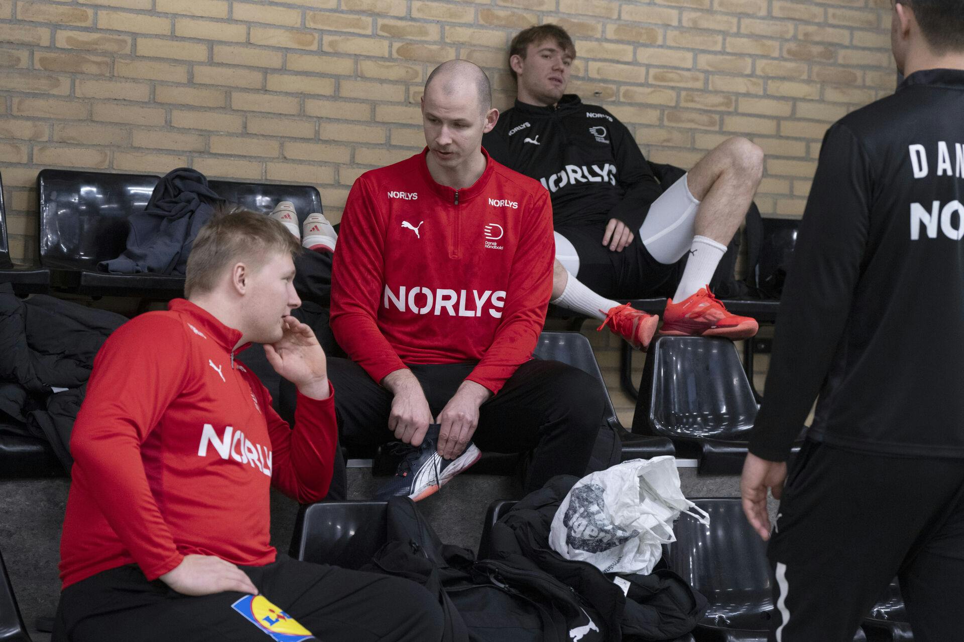 målmand Emil Nielsen, Simon Hald Jensen og Thomas Sommer Arnoldsen - De danske håndboldherrer holder pressemøde og træner i Nordvest Hallen i Herning onsdag den 15. januar 2025. (Foto: Bo Amstrup/Ritzau Scanpix)