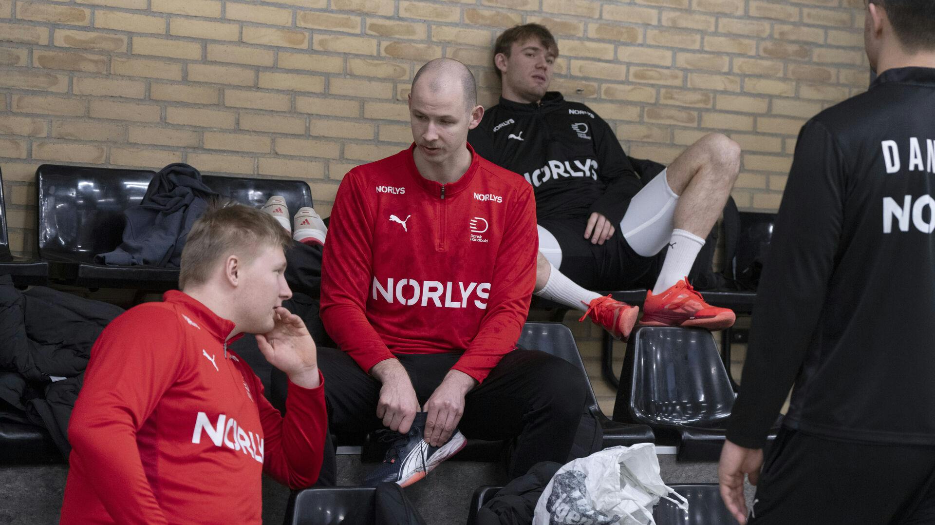 målmand Emil Nielsen, Simon Hald Jensen og Thomas Sommer Arnoldsen - De danske håndboldherrer holder pressemøde og træner i Nordvest Hallen i Herning onsdag den 15. januar 2025. (Foto: Bo Amstrup/Ritzau Scanpix)