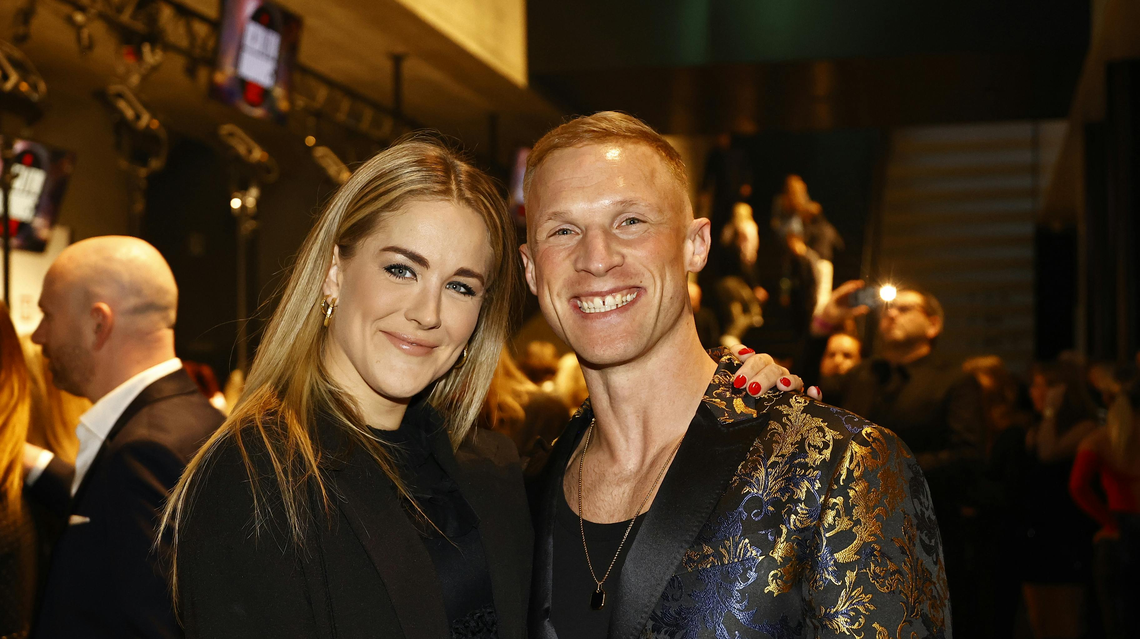 Philip May har sin "Vild med dans"-partner, Camilla Dalsgaard, med til Reality Awards 2025.