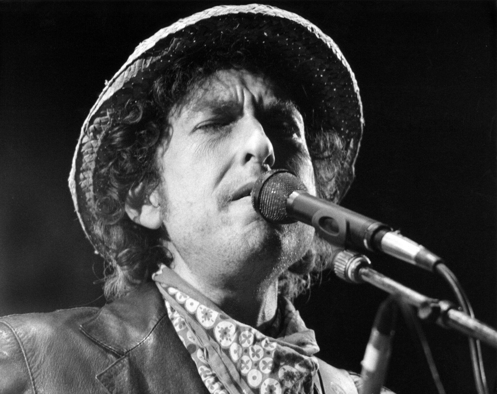 To gule stykker papir med håndskrevne noter fra Bob Dylan er blevet solgt for 3,6 millioner. 