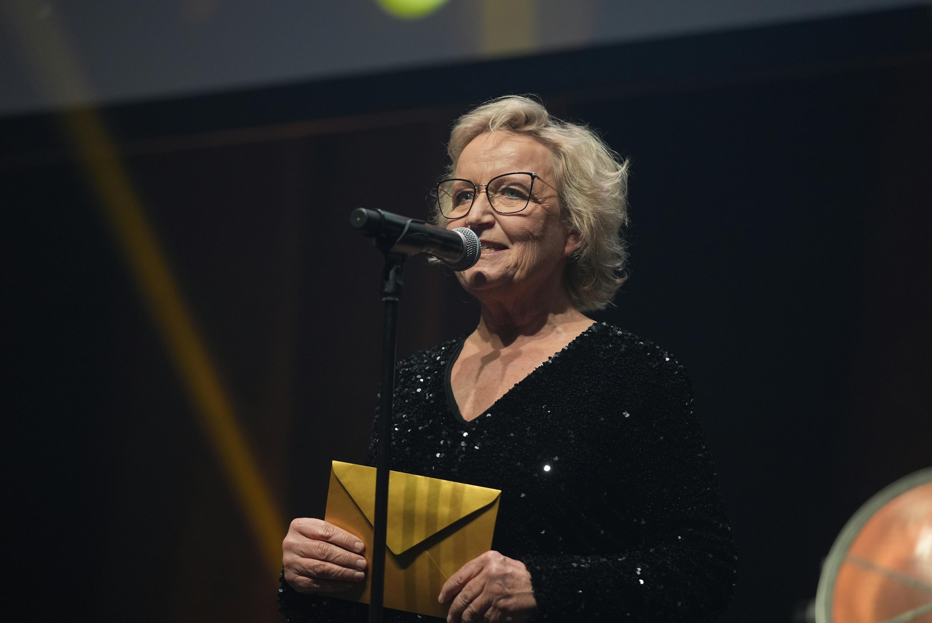 Tine Gøtzsche og husbonden Mads bor fortsat i langdistanceforhold. Og de har ikke travlt med at flytte sammen.