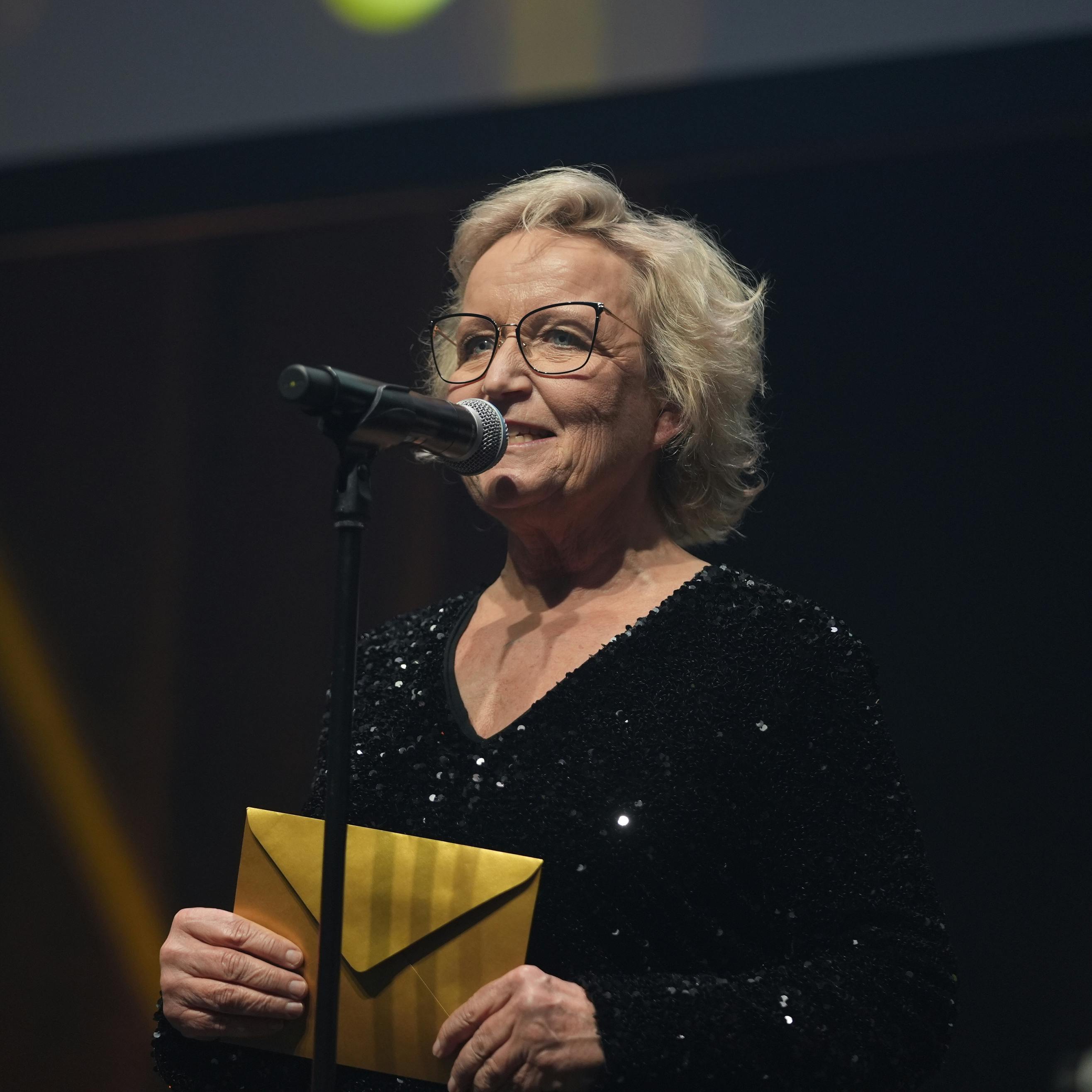 Tine Gøtzsche og husbonden Mads bor fortsat i langdistanceforhold. Og de har ikke travlt med at flytte sammen.