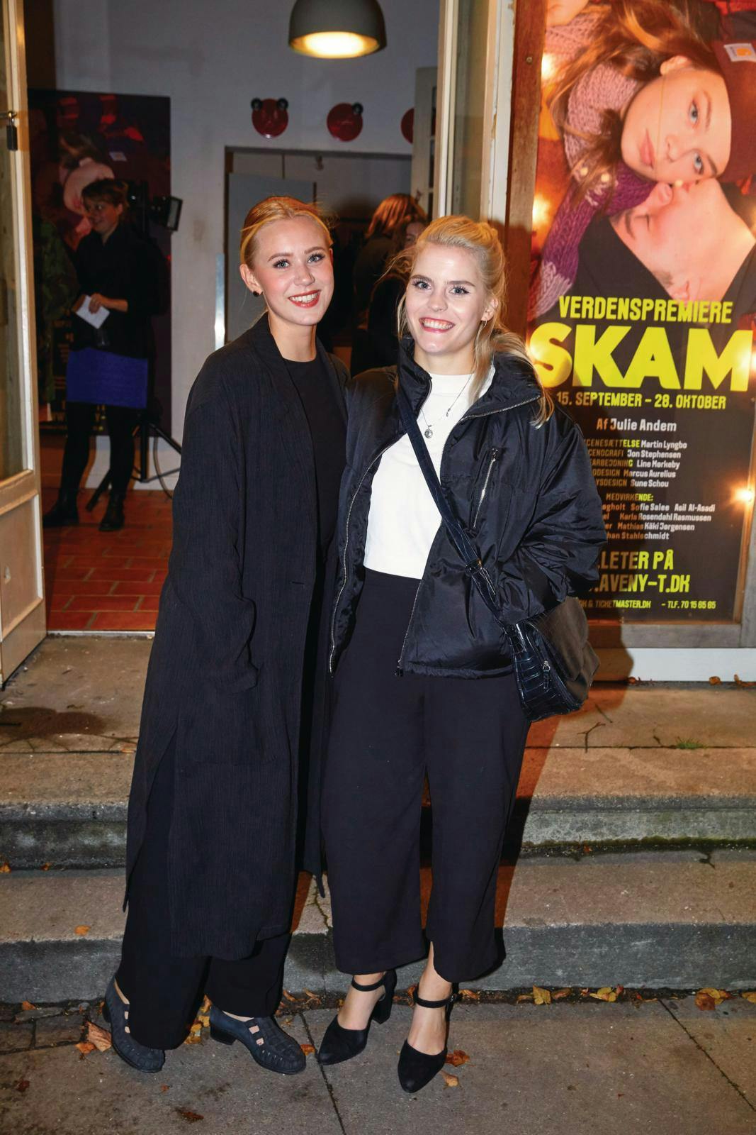 Josefine Pettersen (tv.) og Ulrikke Falch i København til premieren på teaterversionen af "SKAM".