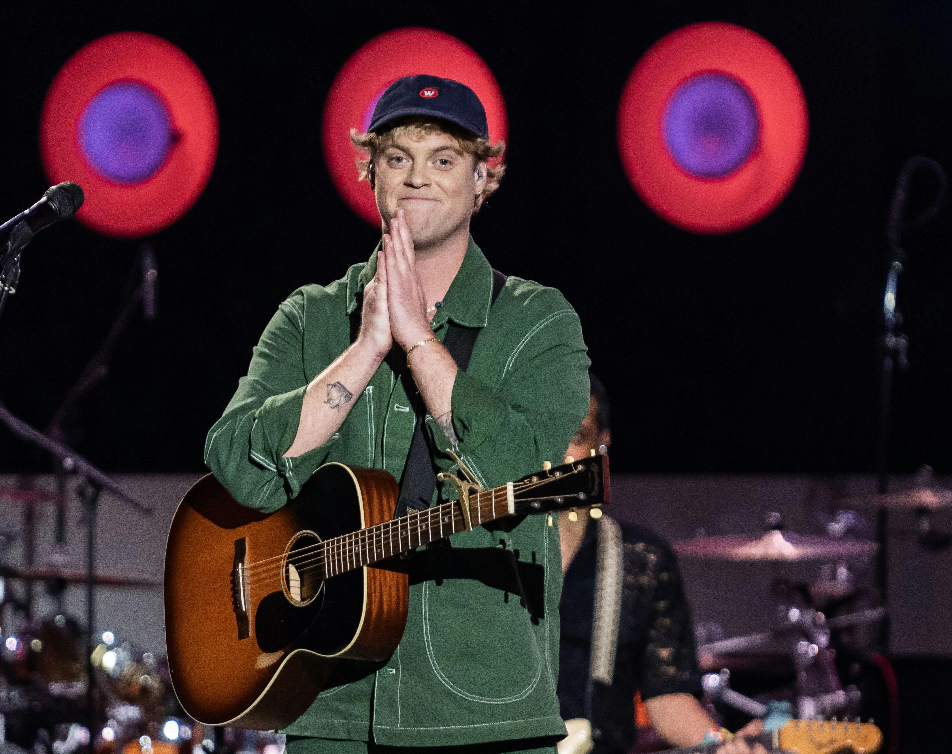 Hjalmer Larsen fortæller for første gang om "Sange fra første sal", som hans far, Kim Larsen, udgav posthumt i 2019.