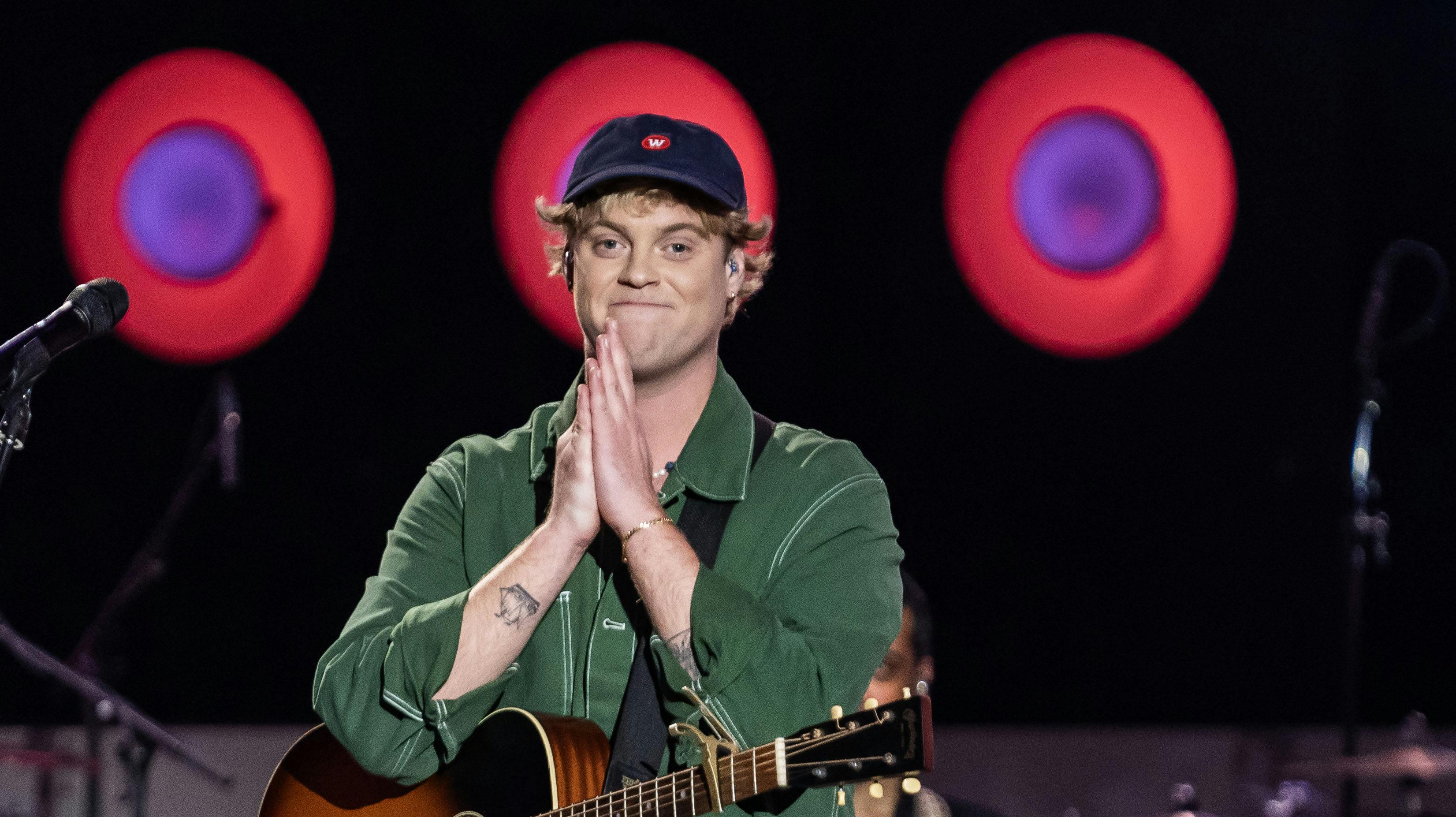 Hjalmer Larsen fortæller for første gang om "Sange fra første sal", som hans far, Kim Larsen, udgav posthumt i 2019.