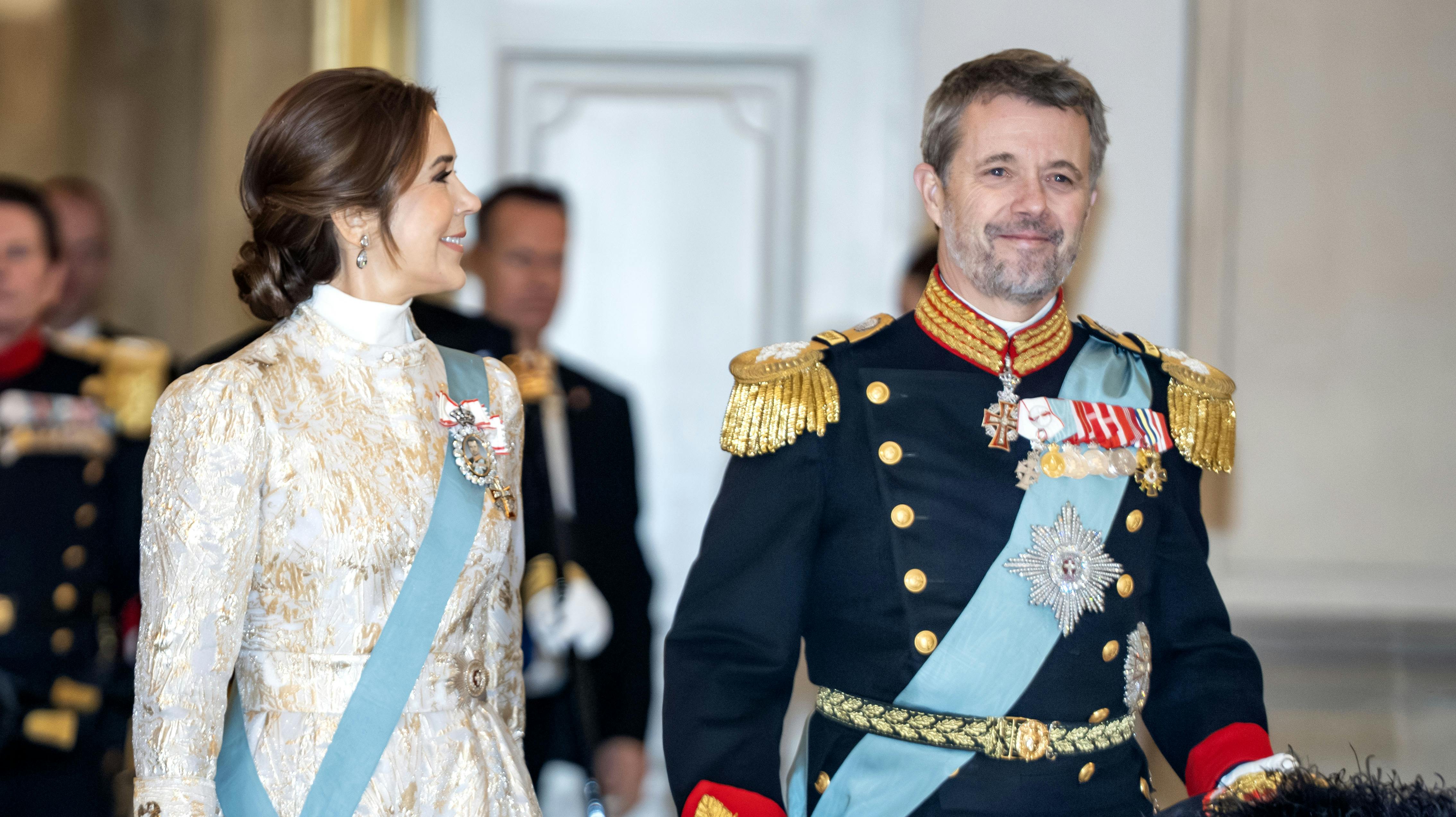 OPGAVE: Kongeparret afholder nytårskur for det diplomatiske korps.Her ankommer de i Drabantsalen.STED: Christiansborg slotJOURNALIST: Marianne Singer og Ulrik UlriksenFOTOGRAF: © Hanne Juul/ Aller Foto & VideoDATO: 20250106