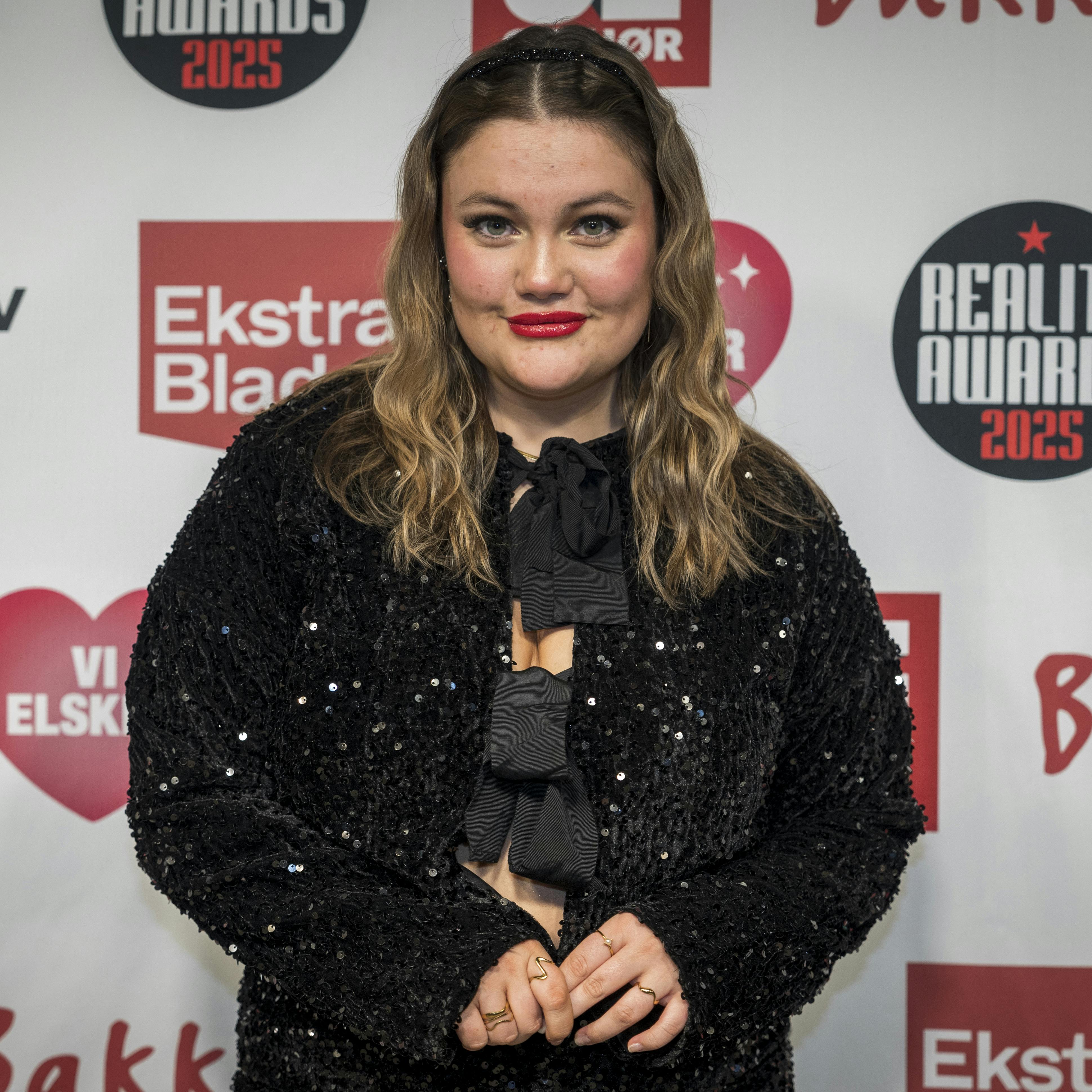 Stephanie Siguenzas ekskæreste skrev med en anden pige bag hendes ryg, fortæller hun nu til SE og HØR.