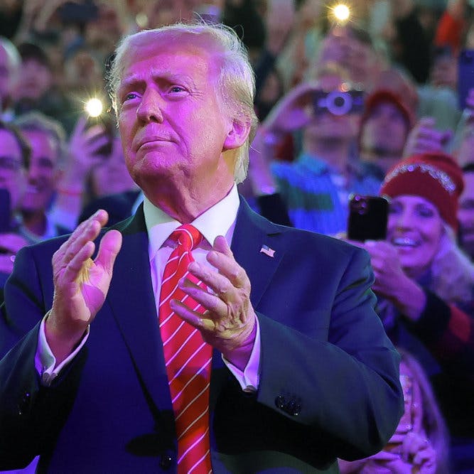 USA's kommende præsident, Donald Trump, gik kort efter klokken 23 dansk tid søndag gennem salen og videre op på scenen i Washington D.C., hvor han har inviteret tusindvis af sine vælgere til sejrsfest. Det sker, dagen inden at han efter planen indsættes som USA's 47. præsident.