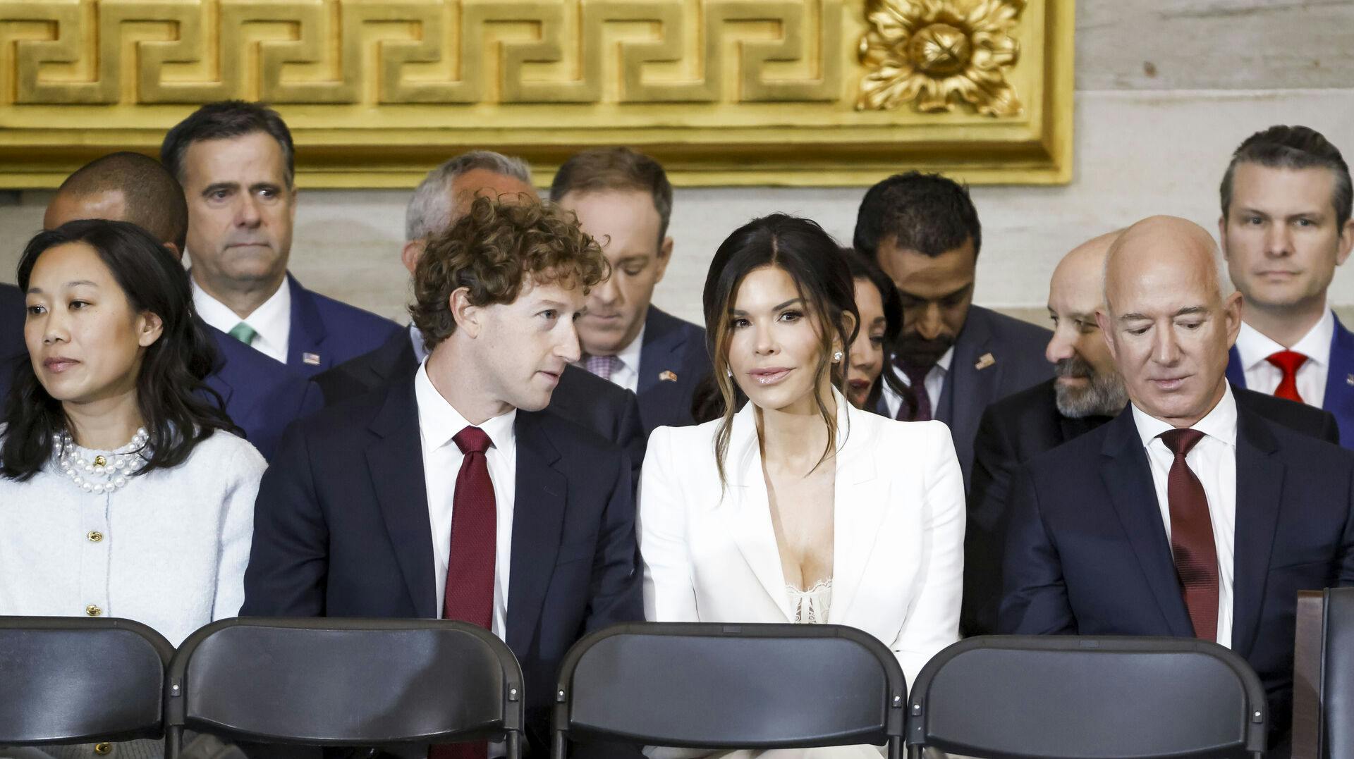 Mark Zuckerberg havde med al tydelighed god udsigt fra sion plads under Donald Trumps indsættelse. Her sidder han ved siden af Jeff Bezos hustru Lauren Sanchez.