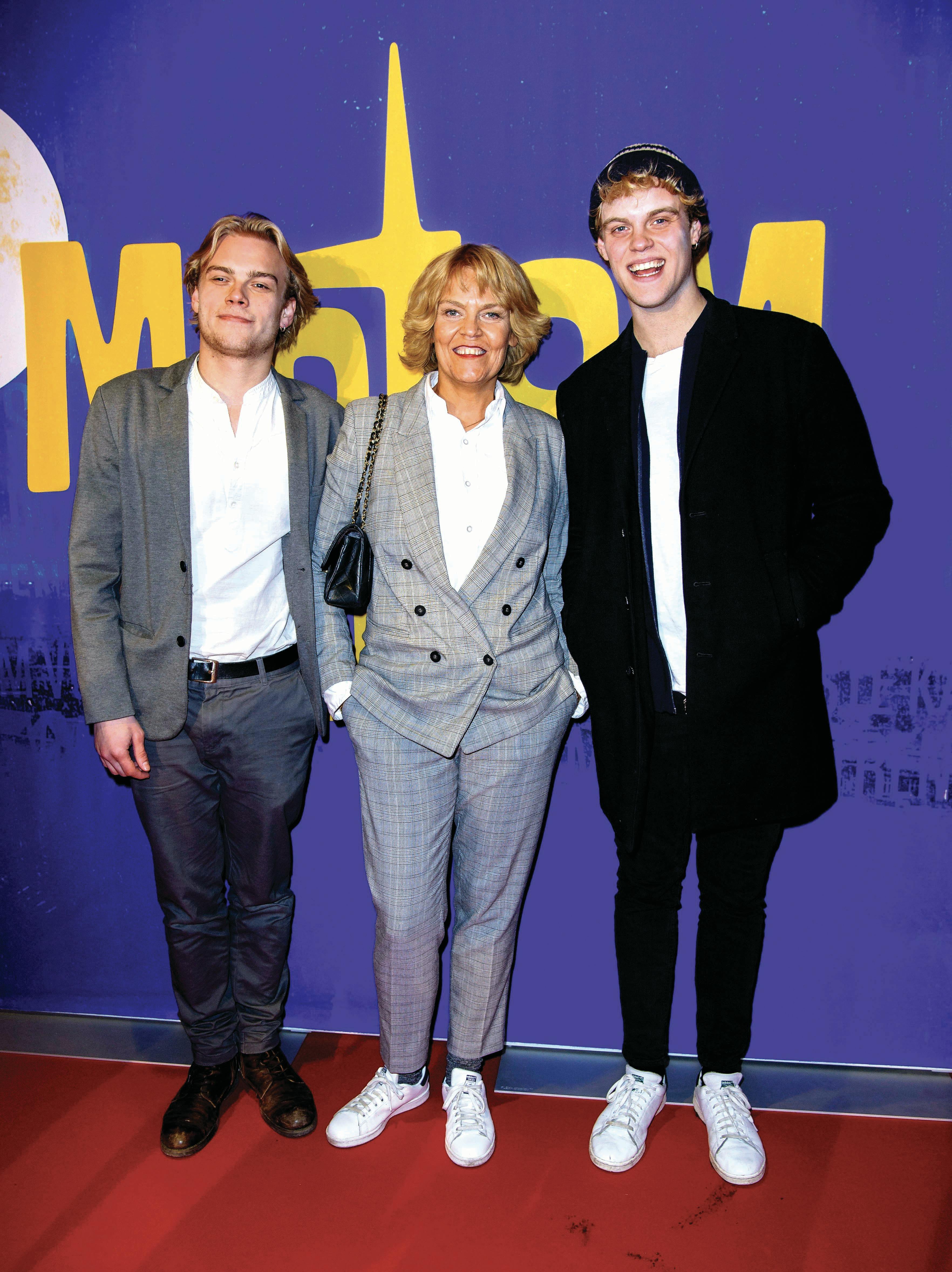 Premiere på musicalen 'Midt om natten' i Tivolis Koncertsal. Kim Larsens hustru, Liselotte Kløvborg, sammen med sønnerne Lui (tv) og Hjalmer.Dato: 15.3.2018Journalist: Juliane OlsenFoto: Copyright : Martin Høien / Billed-Bladet