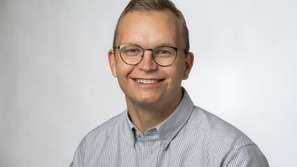 Phillip Westh Weirup er byrådsmedlem i Slagelse Kommune, og så er han blevet hængt ud på de sociale medier som Emilie Mengs drabsmand.