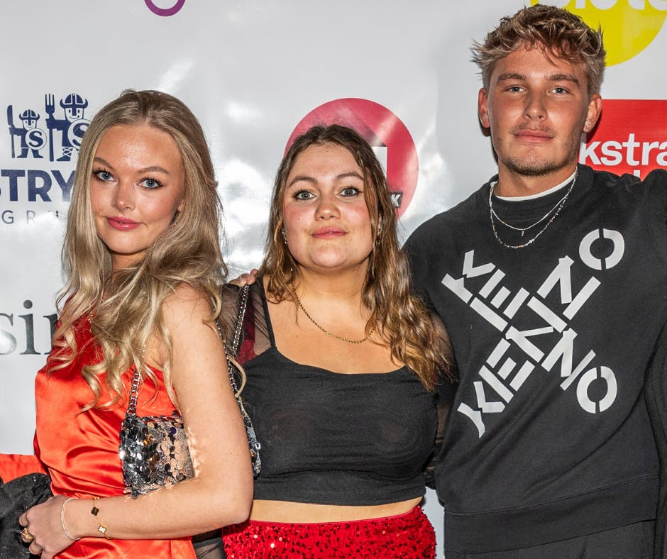 Melanie Denise, Stephanie Siguenza og Mathias Bjørnhof fulgtes til julefrokost i december 2024.