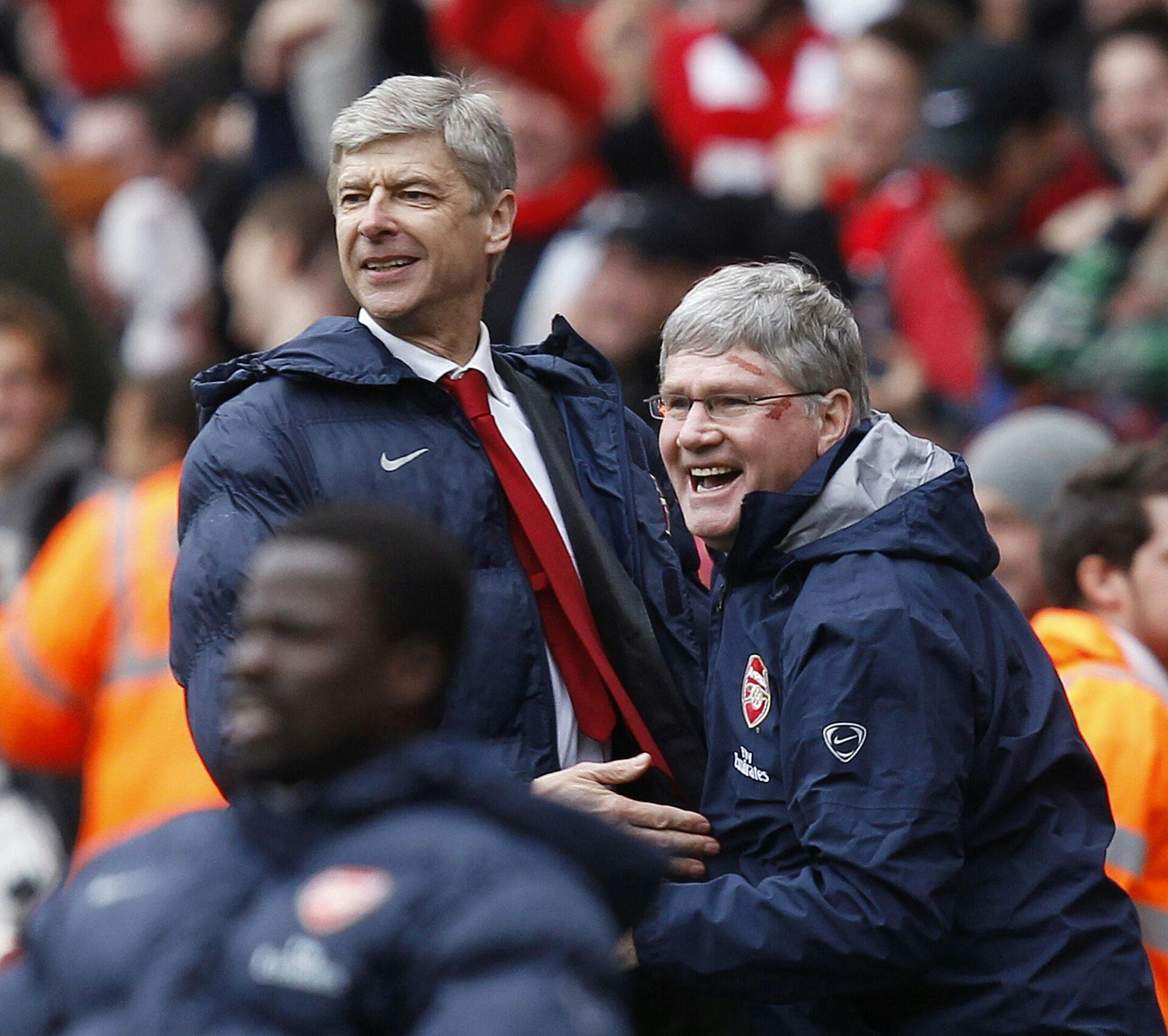 Arsenal's manager Arsene Wenger (top, L) celebrates a goal by Niklas Bendtner (unseen) with assistant manager Pat Rice (top, R) during their English Premier League soccer match against Wolverhampton Wanderers at the Emirates Stadium in London April 3, 2010. REUTERS/Eddie Keogh (BRITAIN - Tags: SPORT SOCCER) NO ONLINE/INTERNET USAGE WITHOUT A LICENCE FROM THE FOOTBALL DATA CO LTD. FOR LICENCE ENQUIRIES PLEASE TELEPHONE ++44 (0) 207 864 9000