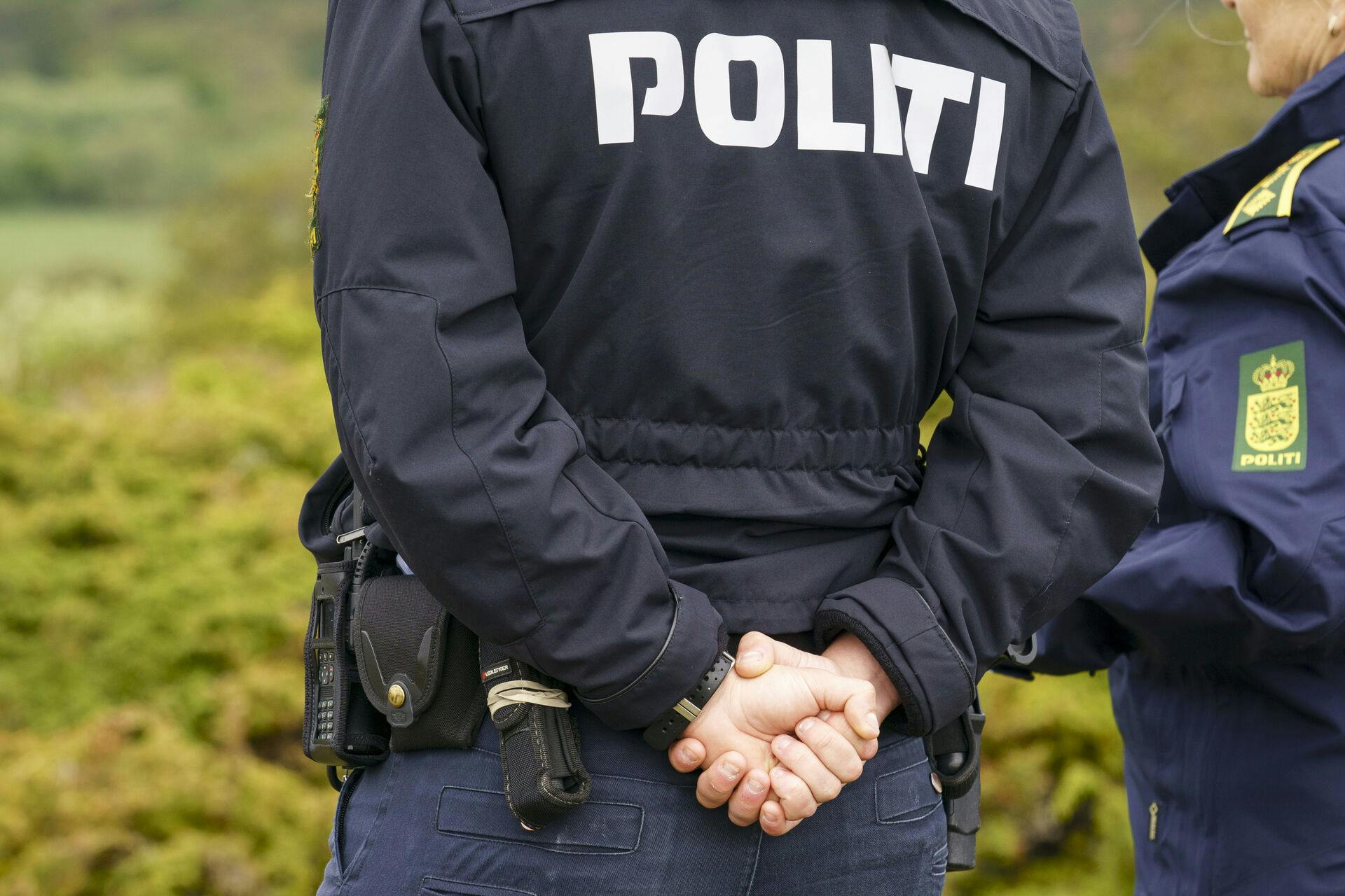 Politimand med pistol, Anholt torsdag den 2. juni 2022.. (Foto: Bo Amstrup / Ritzau Scanpix/Ritzau Scanpix)