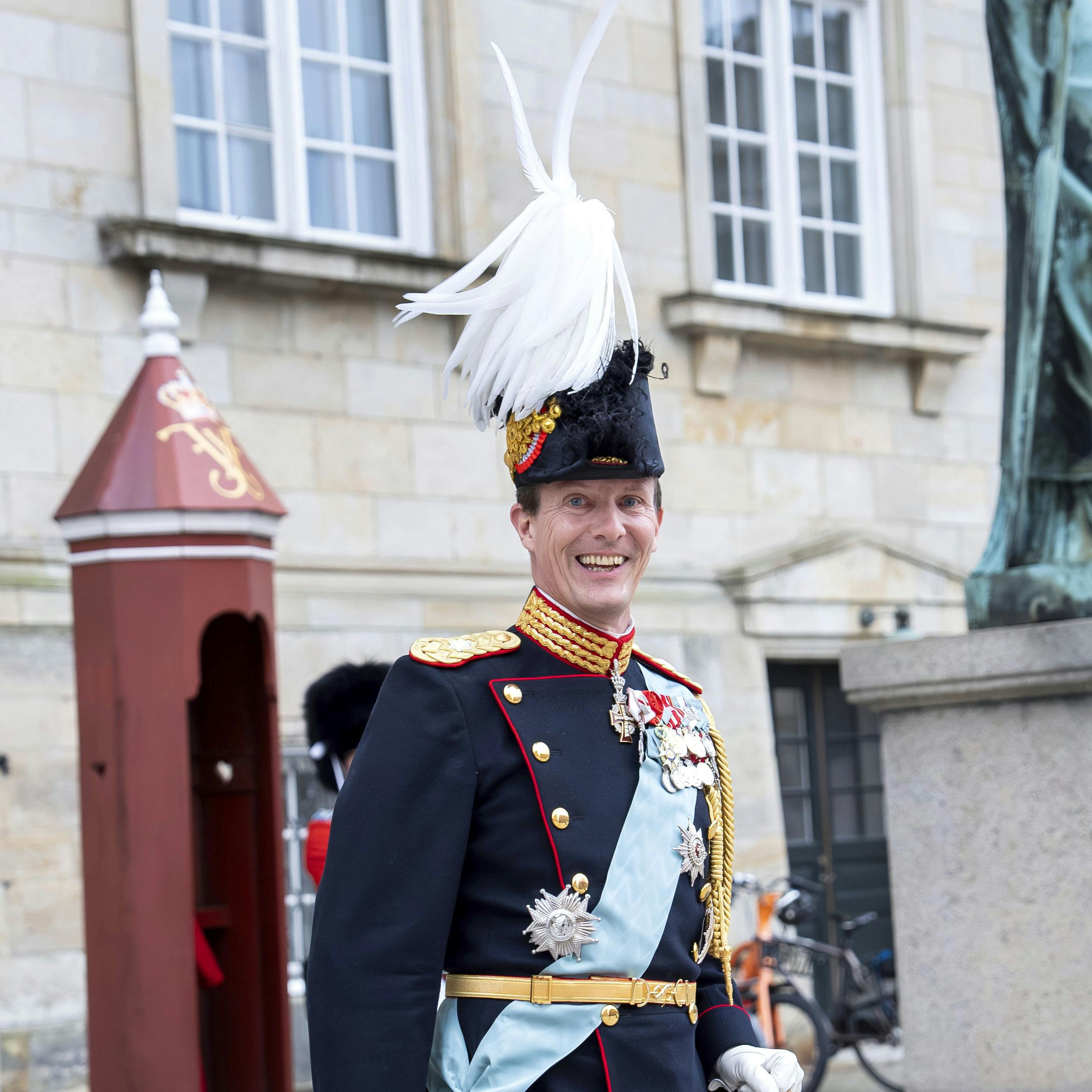 OPGAVE: Kongeparret afholder nytårskur for officerer fra Forsvaret og Beredskabsstyrelsen, I., II. og III. rangklasse samt indbudte repræsentanter for større landsorganisationer og de kongelige protektioner.”.Her forlader prins Joachim Christiansborg slotSTED: Christiansborg slotJOURNALIST: Marianne Singer og Ulrik UlriksenFOTOGRAF: © Hanne Juul/ Aller Foto & VideoDATO: 20250106