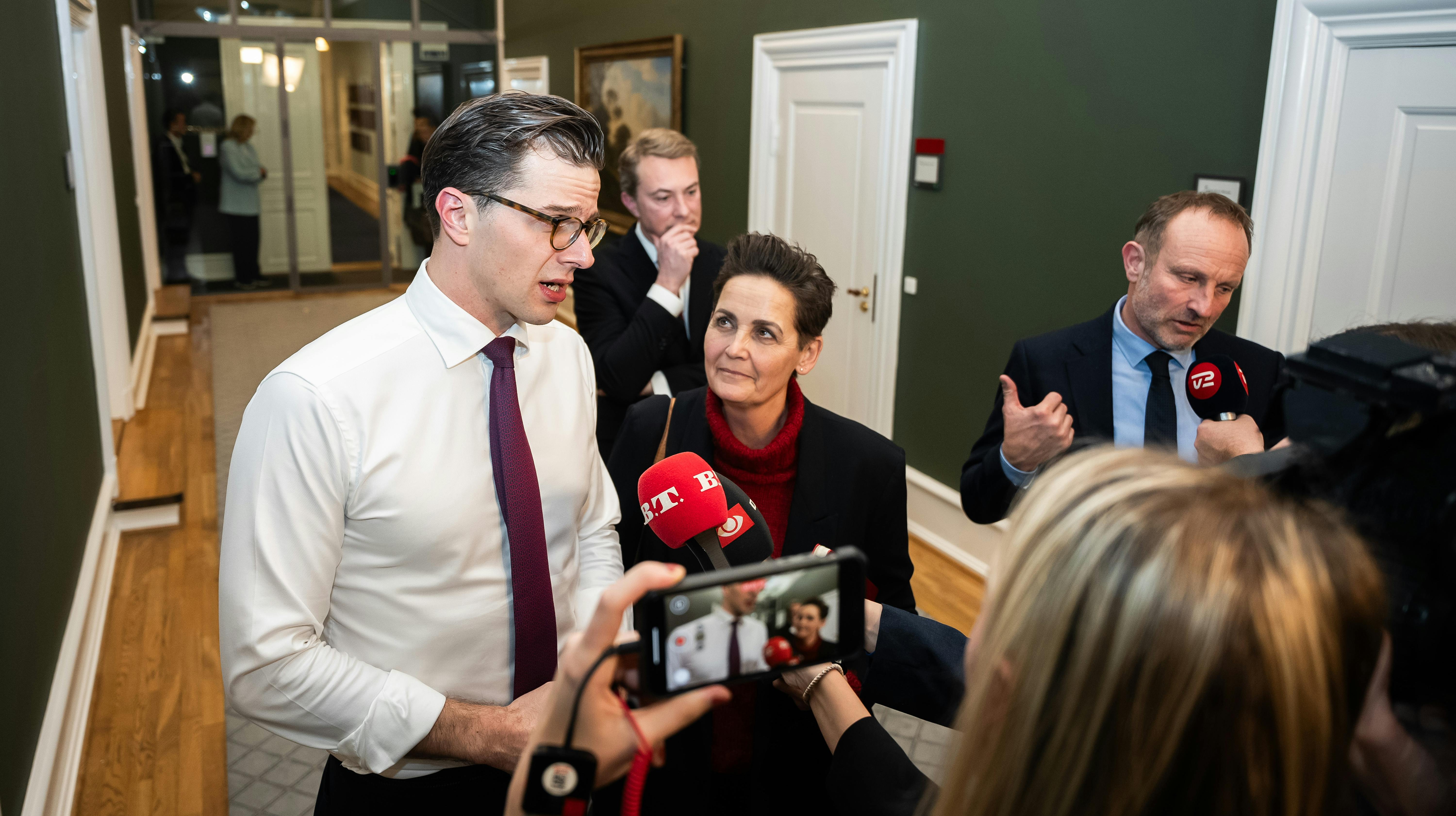 En række partiledere er tirsdag formiddag til orientering i Statsministeriet. 