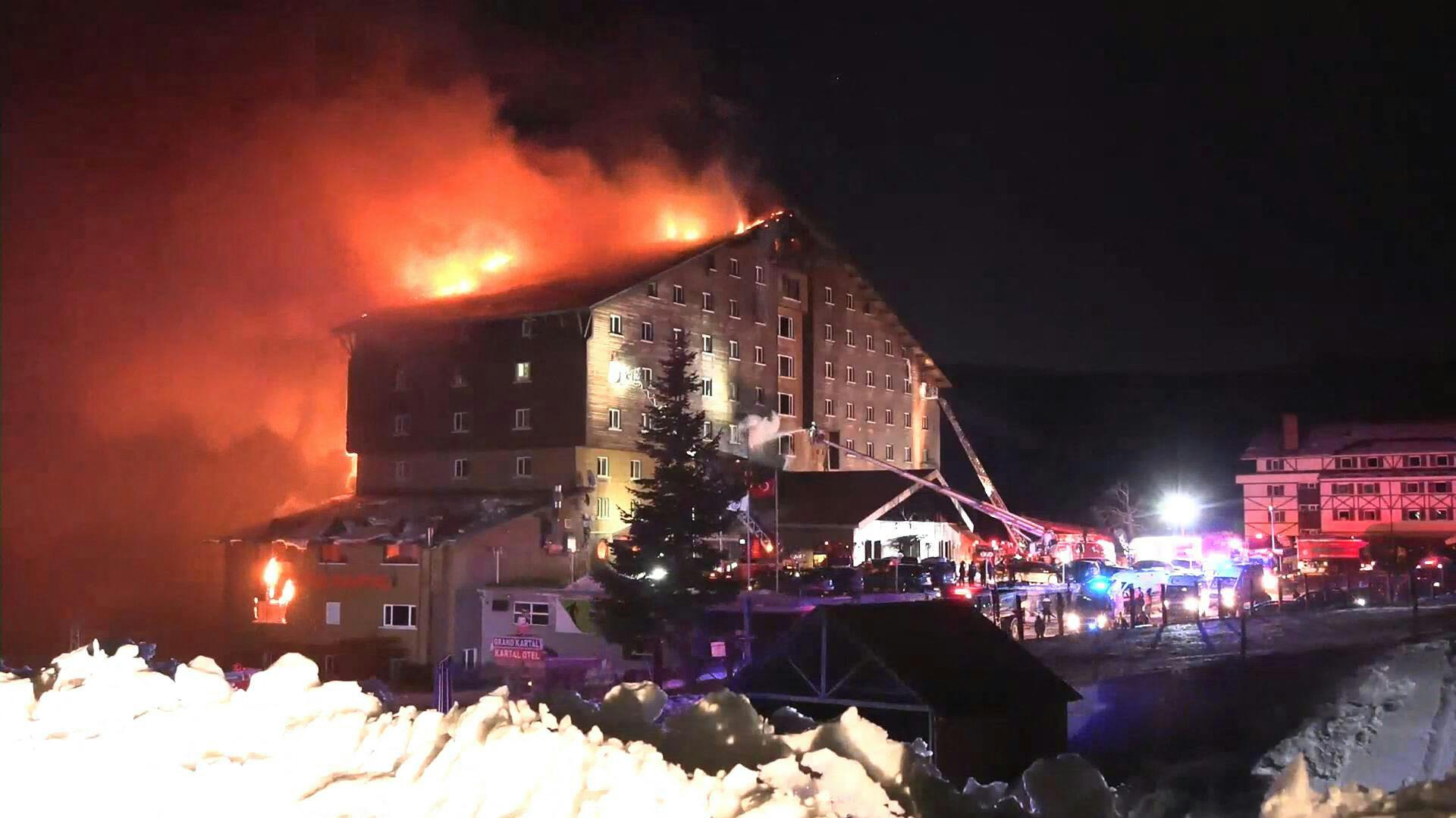 Dødstallet stiger til 76 efter en voldsom brand i et hotel på et skisportssted i det nordvestlige Tyrkiet.