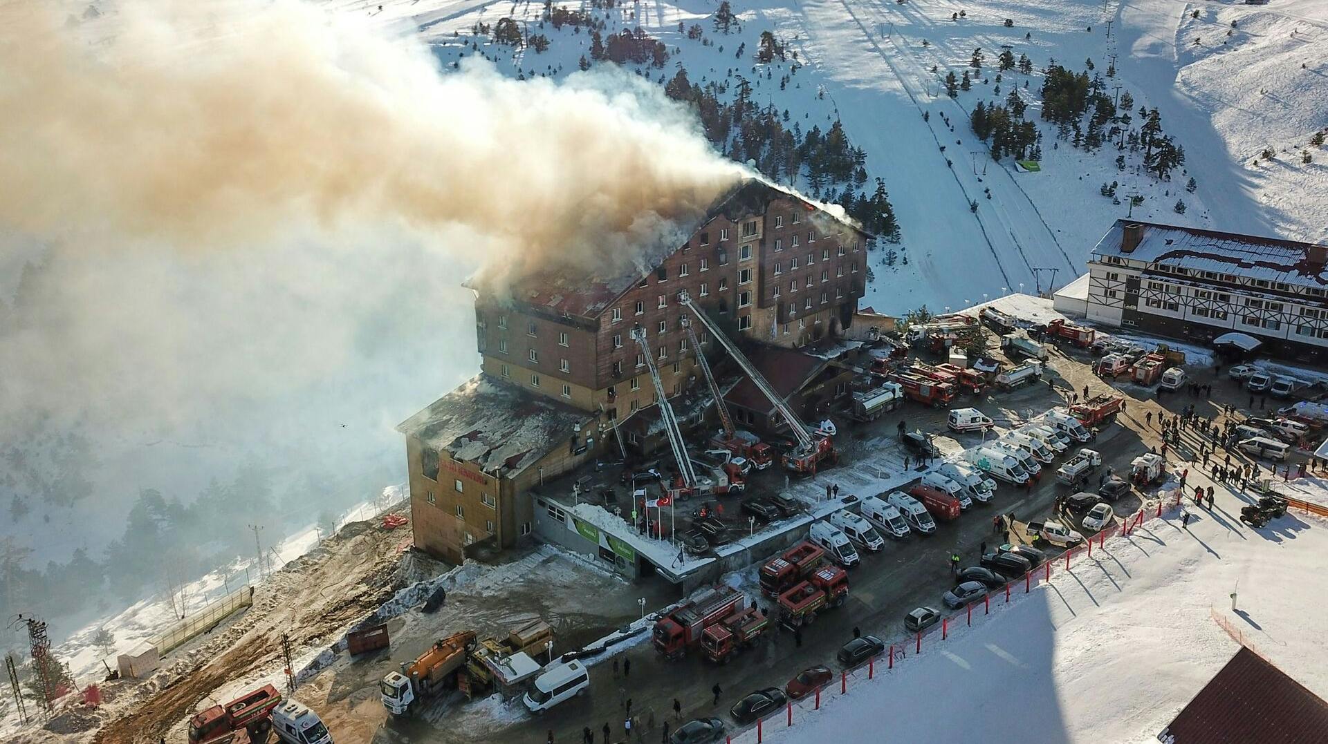 Mindst 10 personer døde i brand i tyrkisk skiområde.