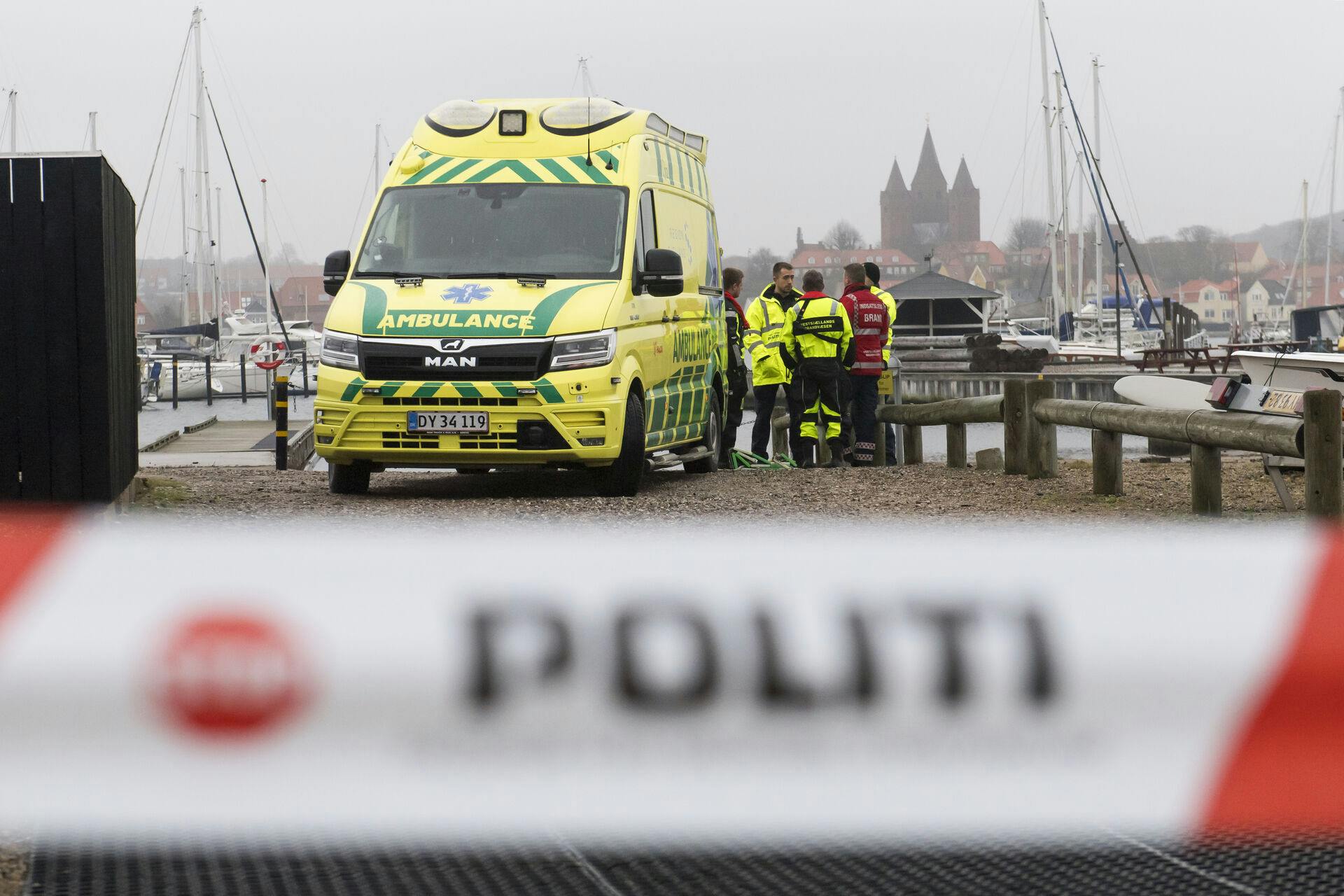 Politiet er tirsdag til stede i Kalundborg, hvor en mandsperson er fundet død i vandet.