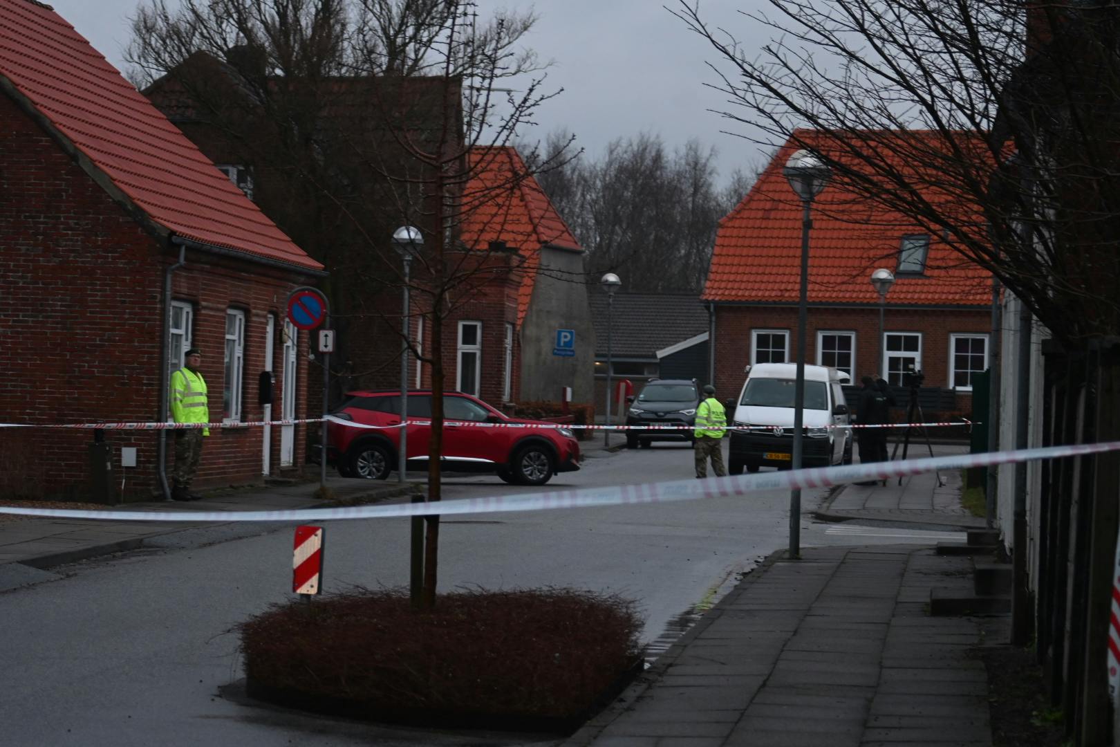 Politiet har afspærret et større område i forbindelse med deres arbejde i Sønder Felding.