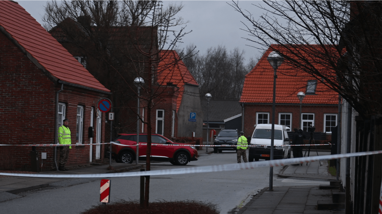 Politiet har afspærret et større område i forbindelse med deres arbejde i Sønder Felding.