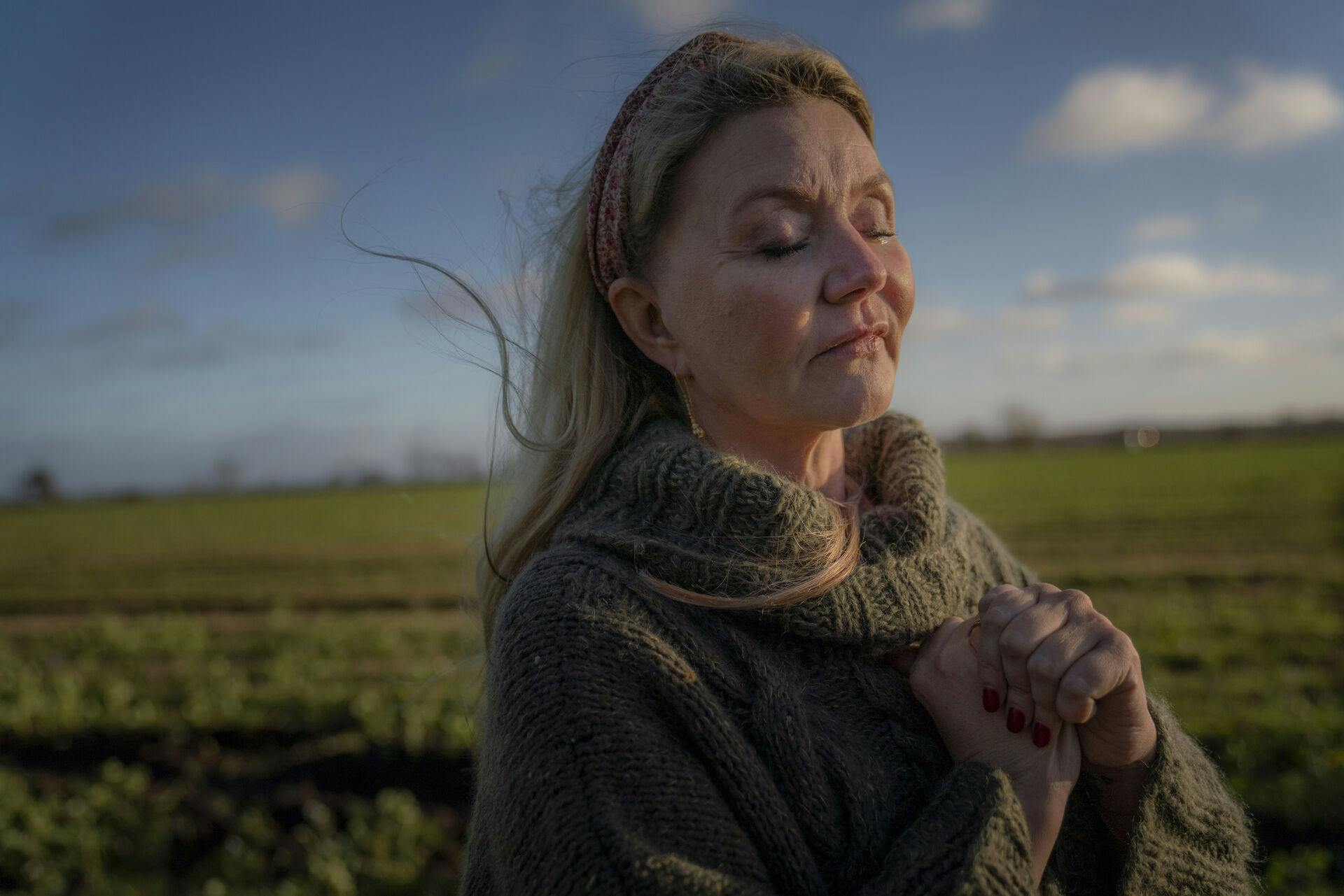 Pernille Aalund er blevet spirituel, og nu har hun skrevet en bog om bønnens kraft.