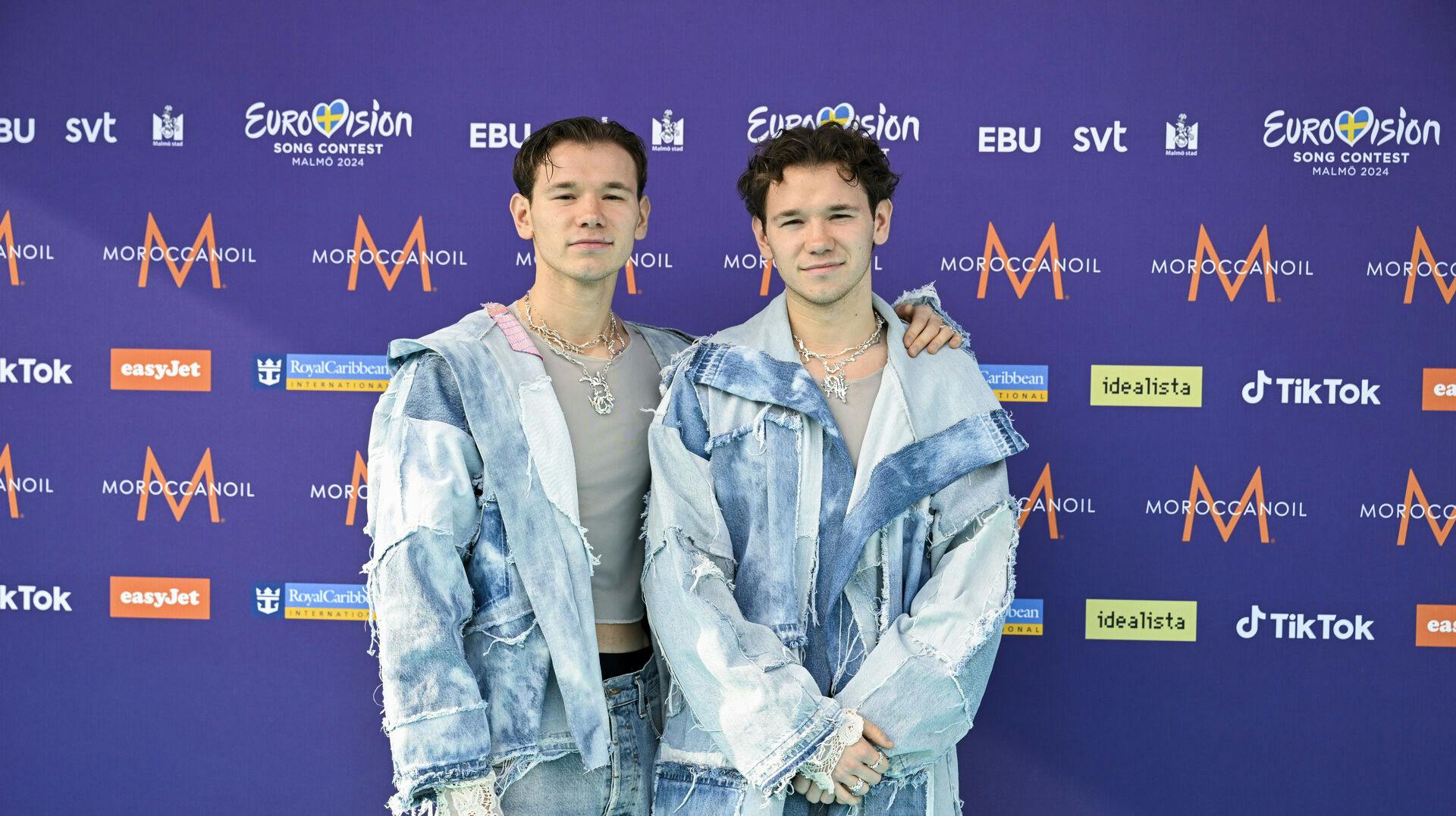 I tv-programmet "Renées brygga" fortæller Marcus og Martinus om nogle af skyggesiderne ved at være et kendt ansigt. Popstjernerne har modtaget dødstrusler, som både omhandlede dem, deres søster og Marcus' kæreste.