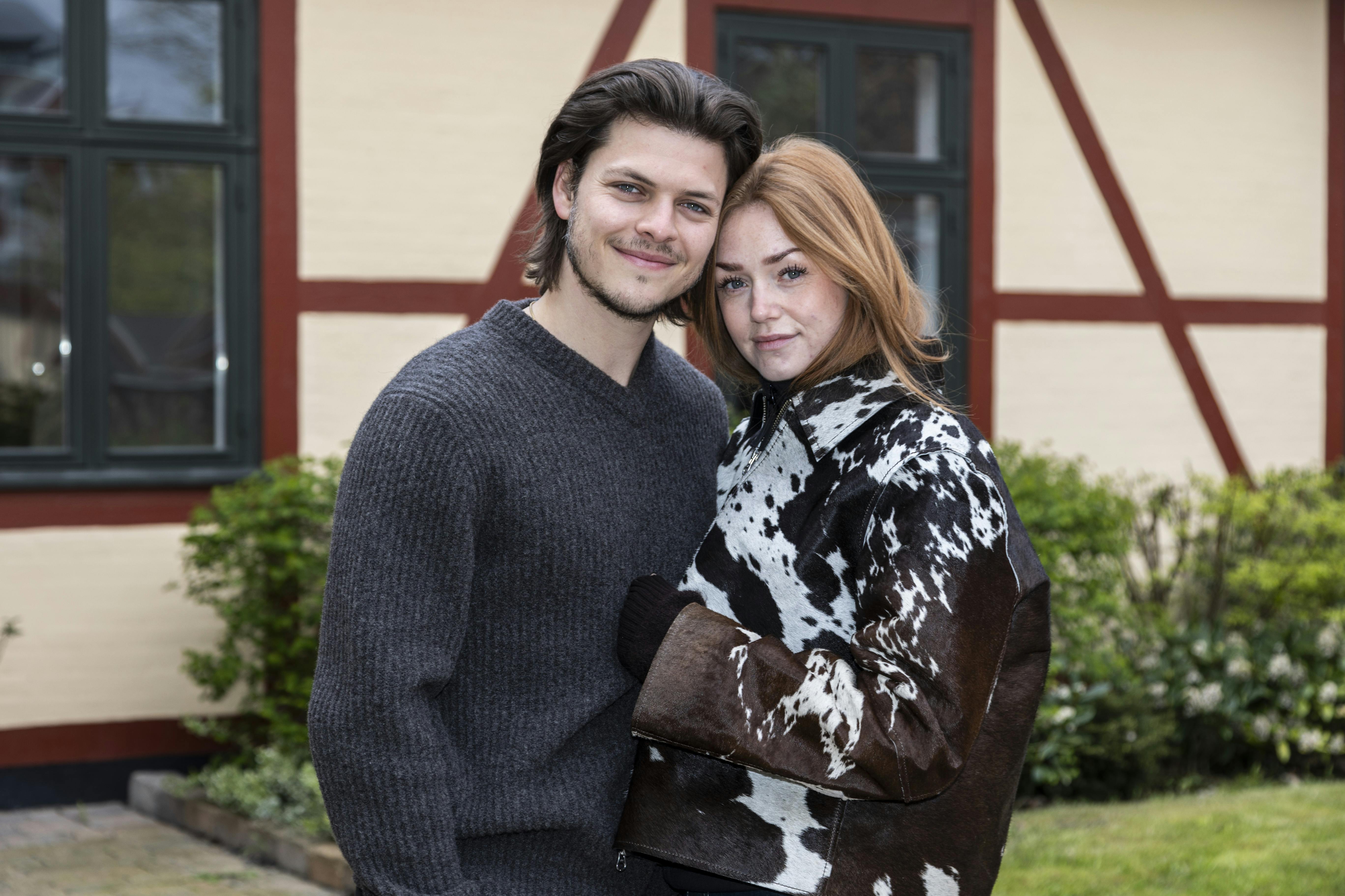 Alex Høgh og Johanne Milland mødte for første gang hinanden under optagelserne til serien "Kald mig far" og blev efterfølgende kærester.&nbsp;