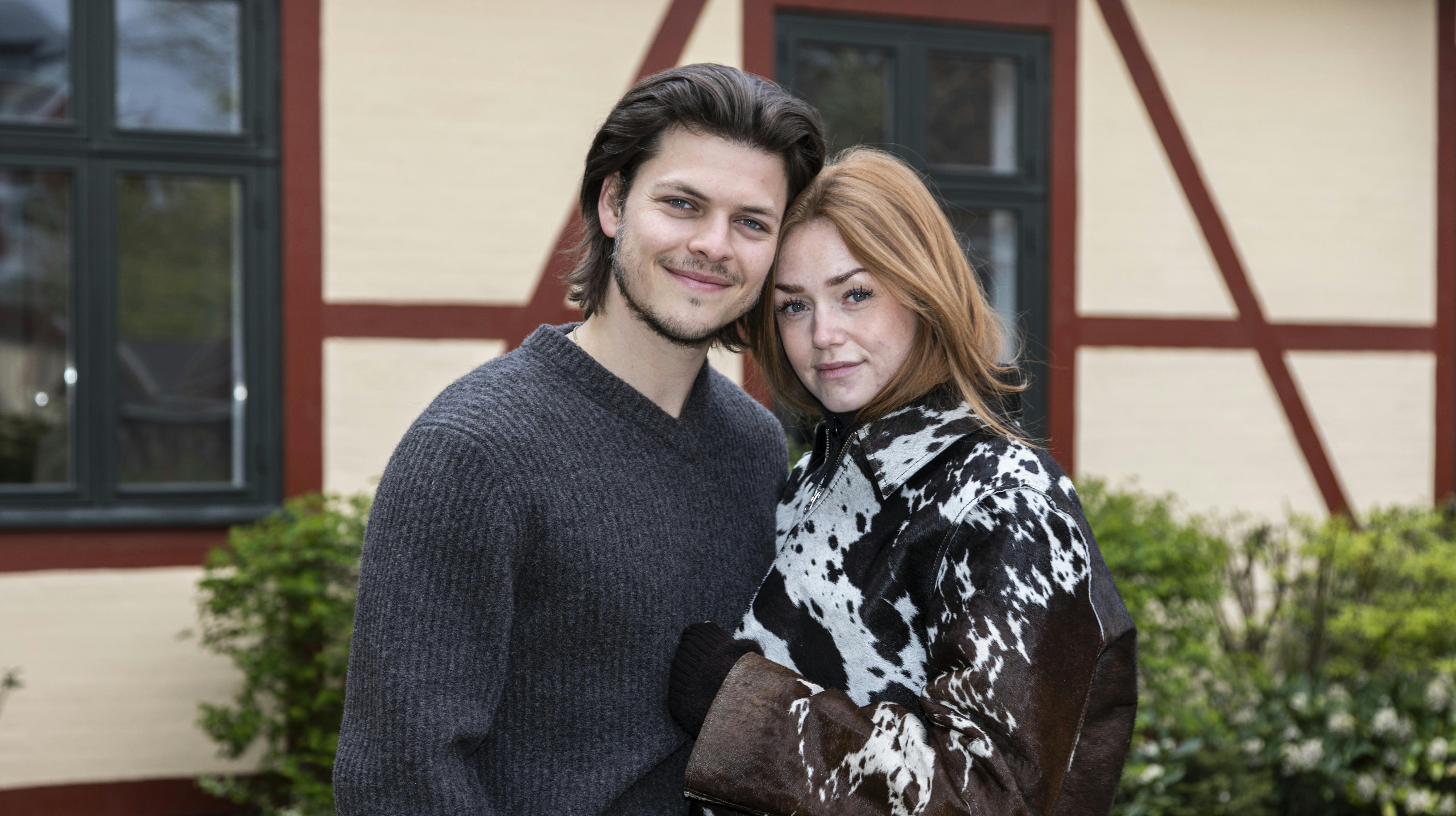 Alex Høgh og Johanne Milland mødte for første gang hinanden under optagelserne til serien "Kald mig far" og blev efterfølgende kærester. 