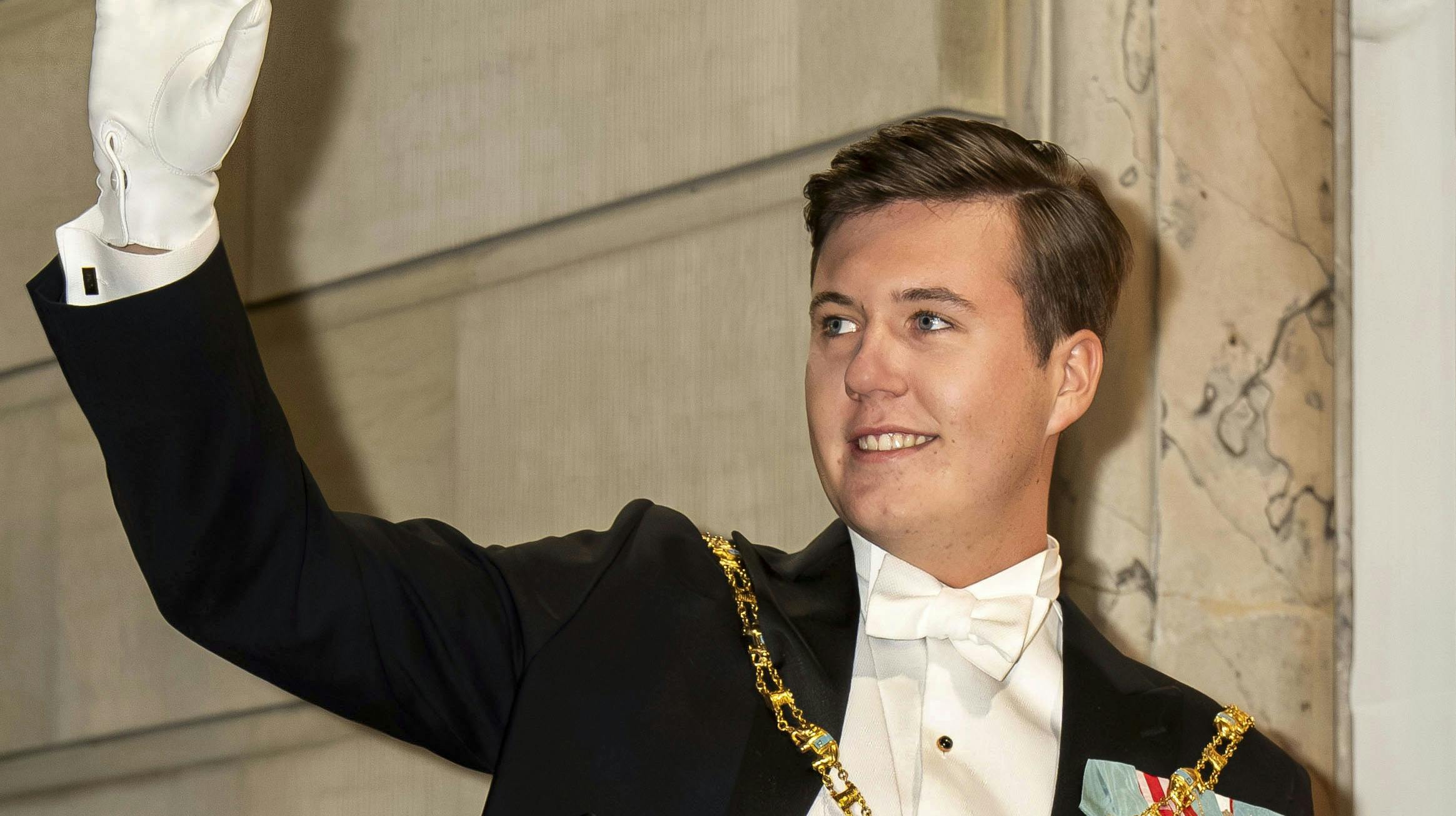 Skulle kronprins Christian afslutte sin værnepligt før tid, vil det alt andet lige blevet set som et større nederlag, end da hans to fætre Nikolai og Felix gjorde det samme ifølge kongehusekspert Sebastian Olden-Jørgensen.