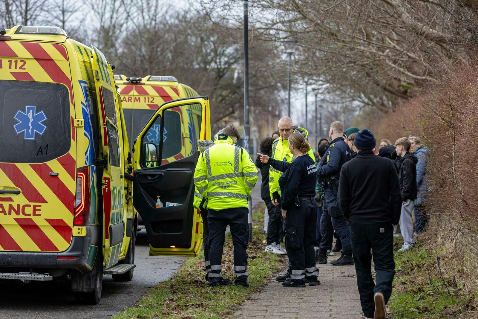 Politiet er fredag til stede ved en skole, hvor flere elever begyndte at hoste samtidig. Nu er skolen blevet evakueret.