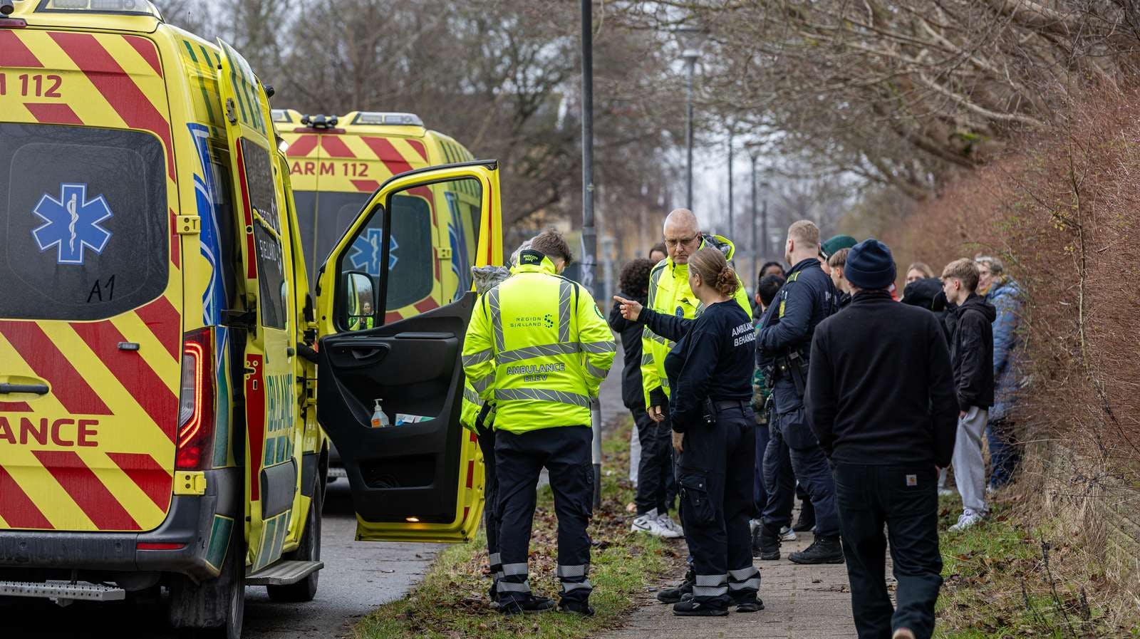 Politiet er fredag til stede ved en skole, hvor flere elever begyndte at hoste samtidig. Nu er skolen blevet evakueret.