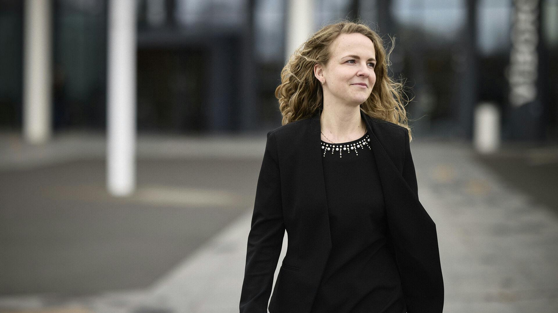 Louise har som sin nye kæreste og sambo Ulrik Wilbek også deltaget i den offentlige debat, men alene som DJØF'er og ikke om politik.