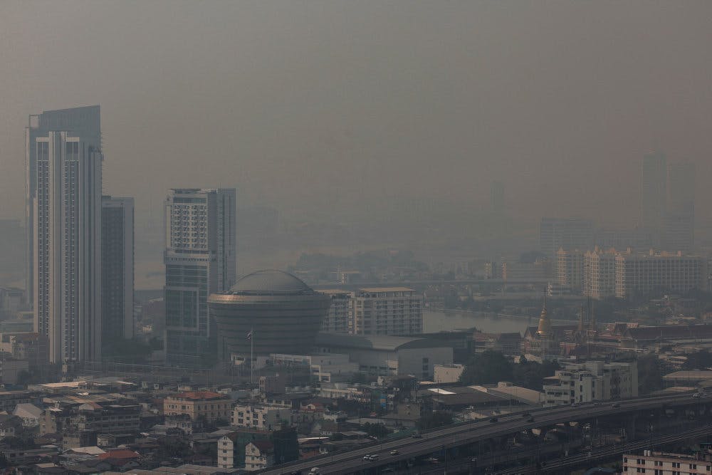 Billede fra fredag af Bangkok i Thailand, hvor niveauet af luftforurening er så højt, at hundredvis af skoler holder lukket.