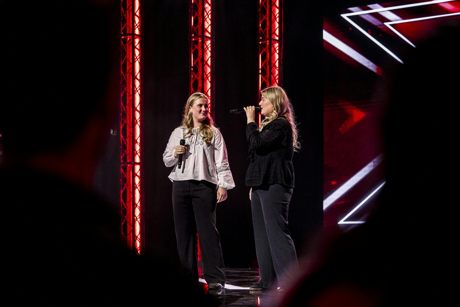 Emilie og Camilla har i mange år drømt om at være med i programmet, men det blev en kort fornøjelse for søskendeparret.