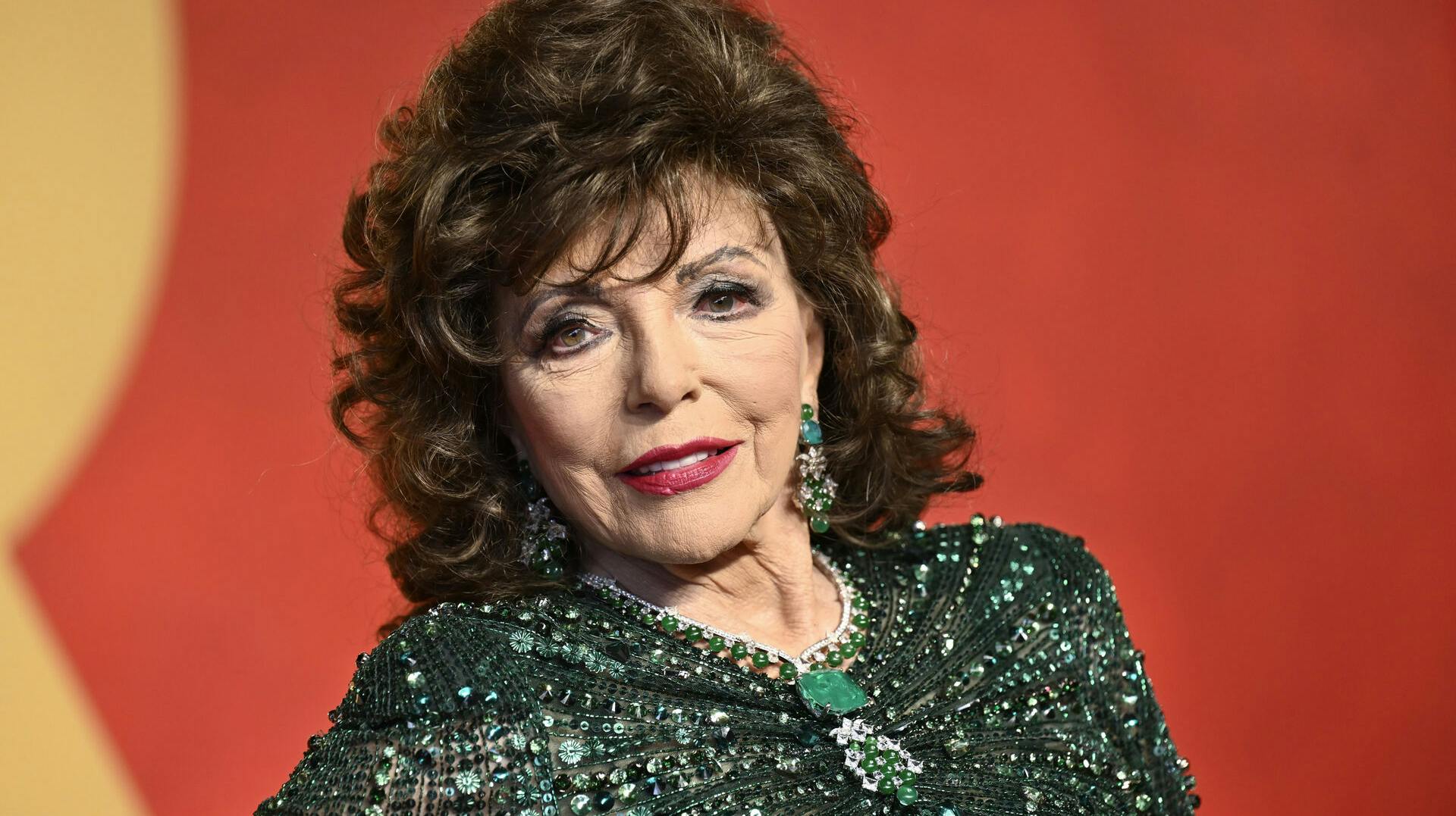 Den smukke skuespiller Joan Collins nyder Mexico med sin ægtemand – og viser gladelig sin smukke (og 91-årige) krop frem.