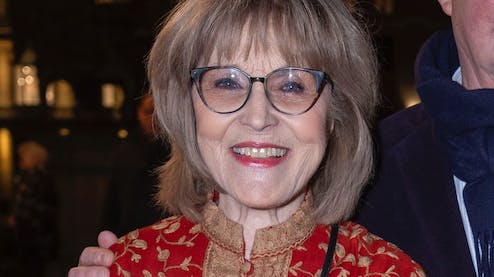 86-årige Susse Wold strålede, da hun forleden ankom til premiere på ”Jeppe på Bjerget” på ”Det Kongelige Teater”.