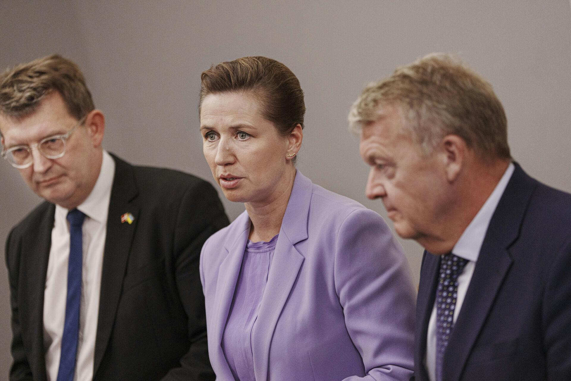 Prime Minister Mette Frederiksen (in the middle), Minister of Defense Troels Lund Poulsen (to the left) and Minister of Foreign Affairs Lars Løkke Rasmussen (to the right) after the meeting in the Foreign Policy Committee at Christiansborg in Copenhagen, Thursday, January 16, 2025. (Photo: Liselotte Sabroe/Ritzau Scanpix)