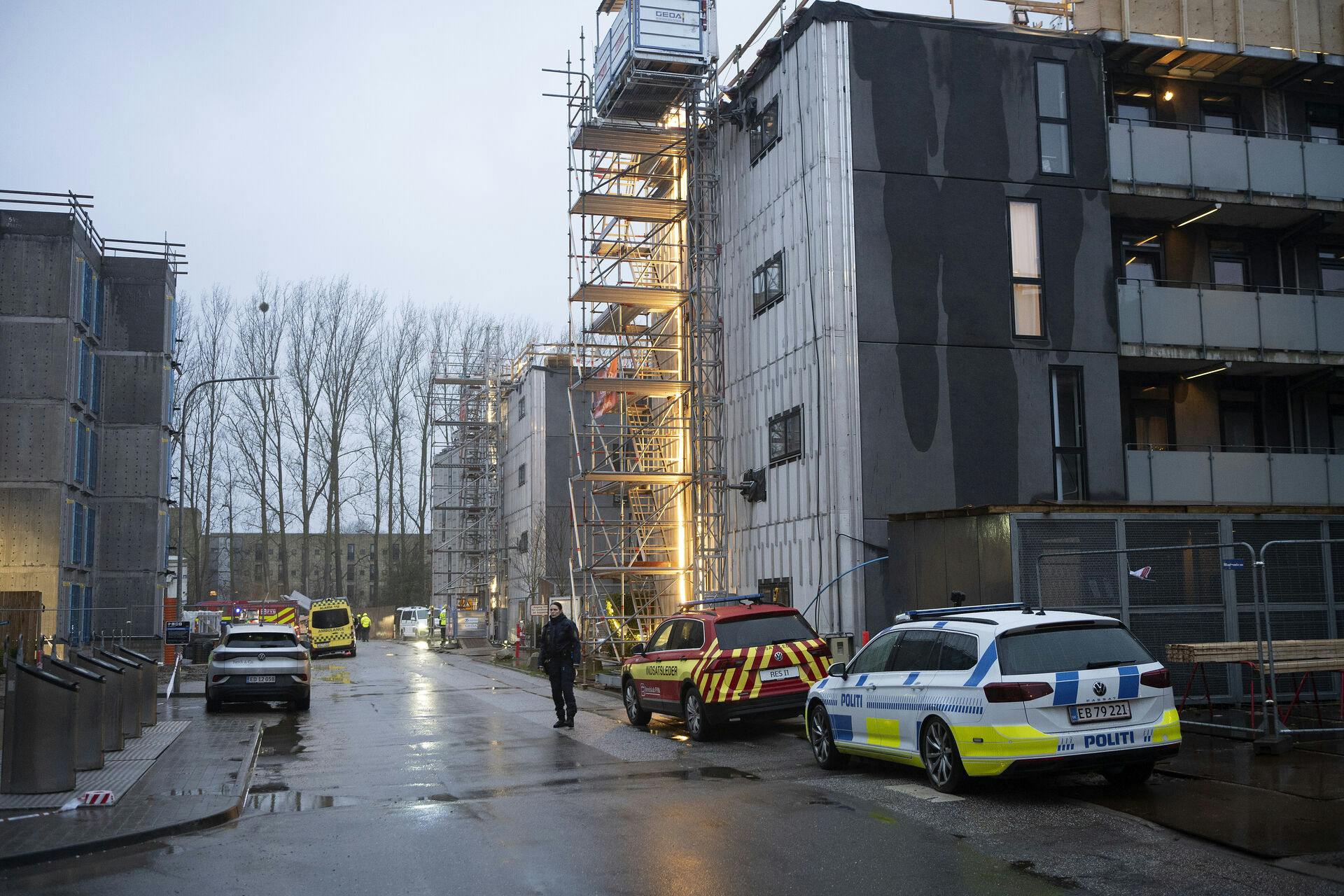 Politi og redningsfolk arbejder på Munkebjergvænget i Odense, hvor en svalegang er styrtet sammen fredag den 24. januar 2025. 