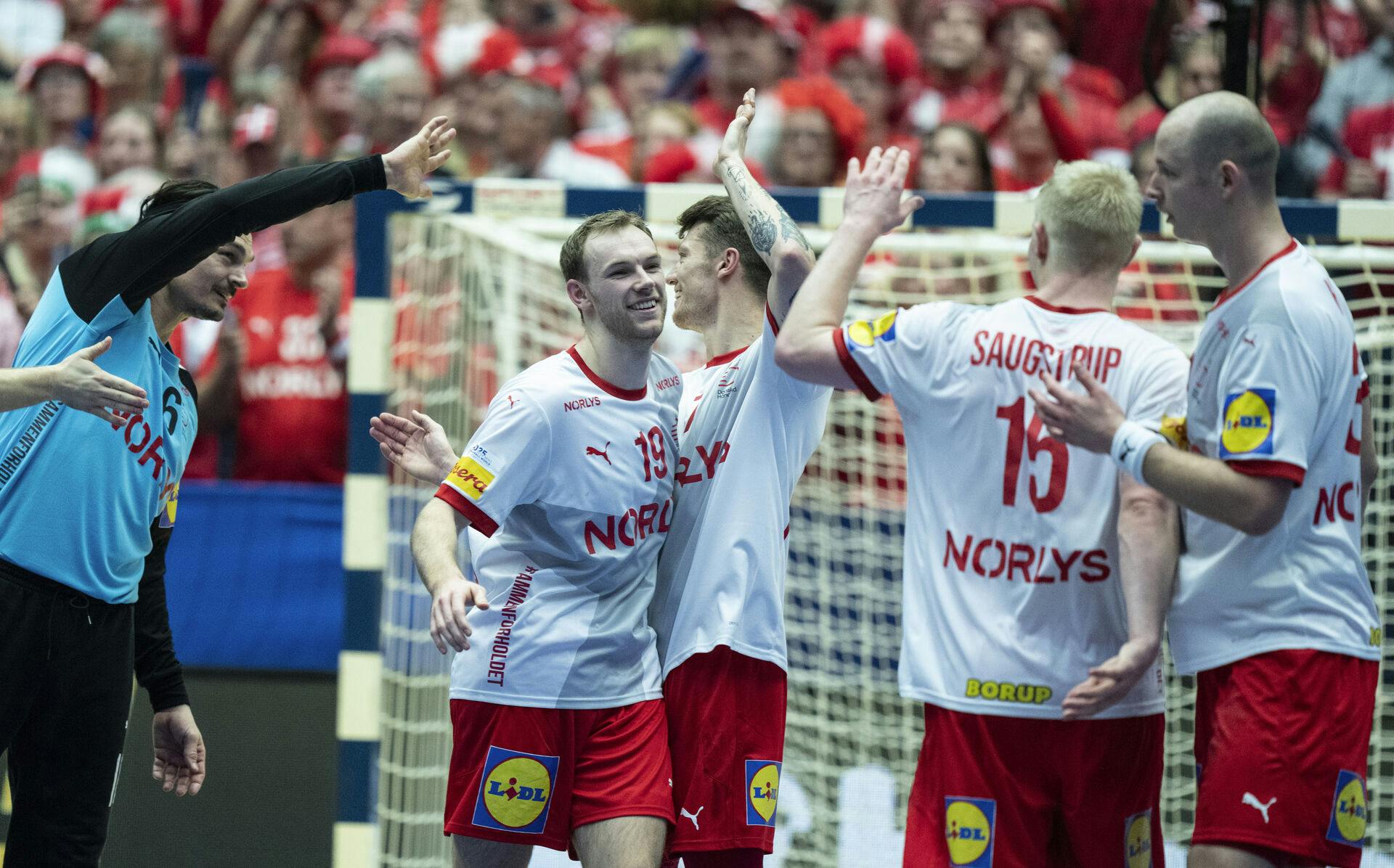 Danske spillere fejrer sejren under håndbold VM-kampen i Main Round gruppe 1 mellem Tjekkiet og Danmark i Jyske Bank Boxen i Herning, lørdag den 25. Januar 2025.. (Foto: Henning Bagger/Ritzau Scanpix)