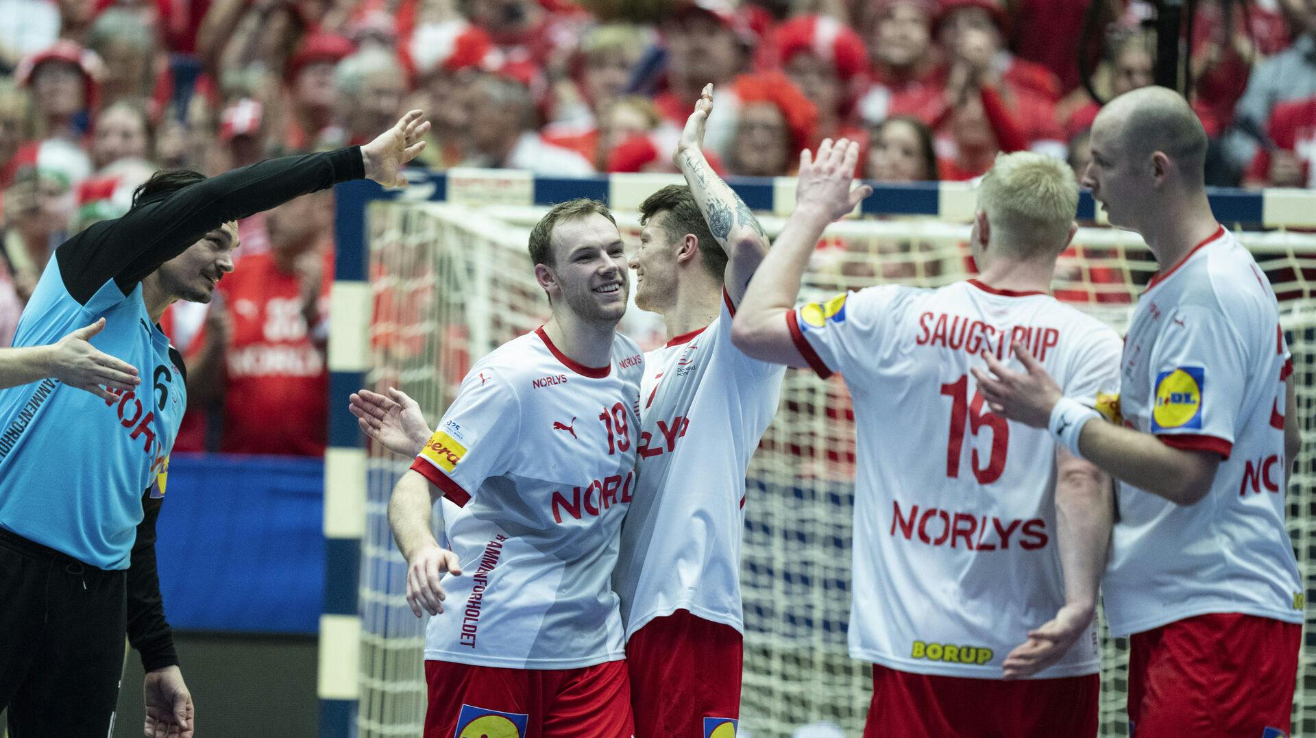 Danske spillere fejrer sejren under håndbold VM-kampen i Main Round gruppe 1 mellem Tjekkiet og Danmark i Jyske Bank Boxen i Herning, lørdag den 25. Januar 2025.. (Foto: Henning Bagger/Ritzau Scanpix)