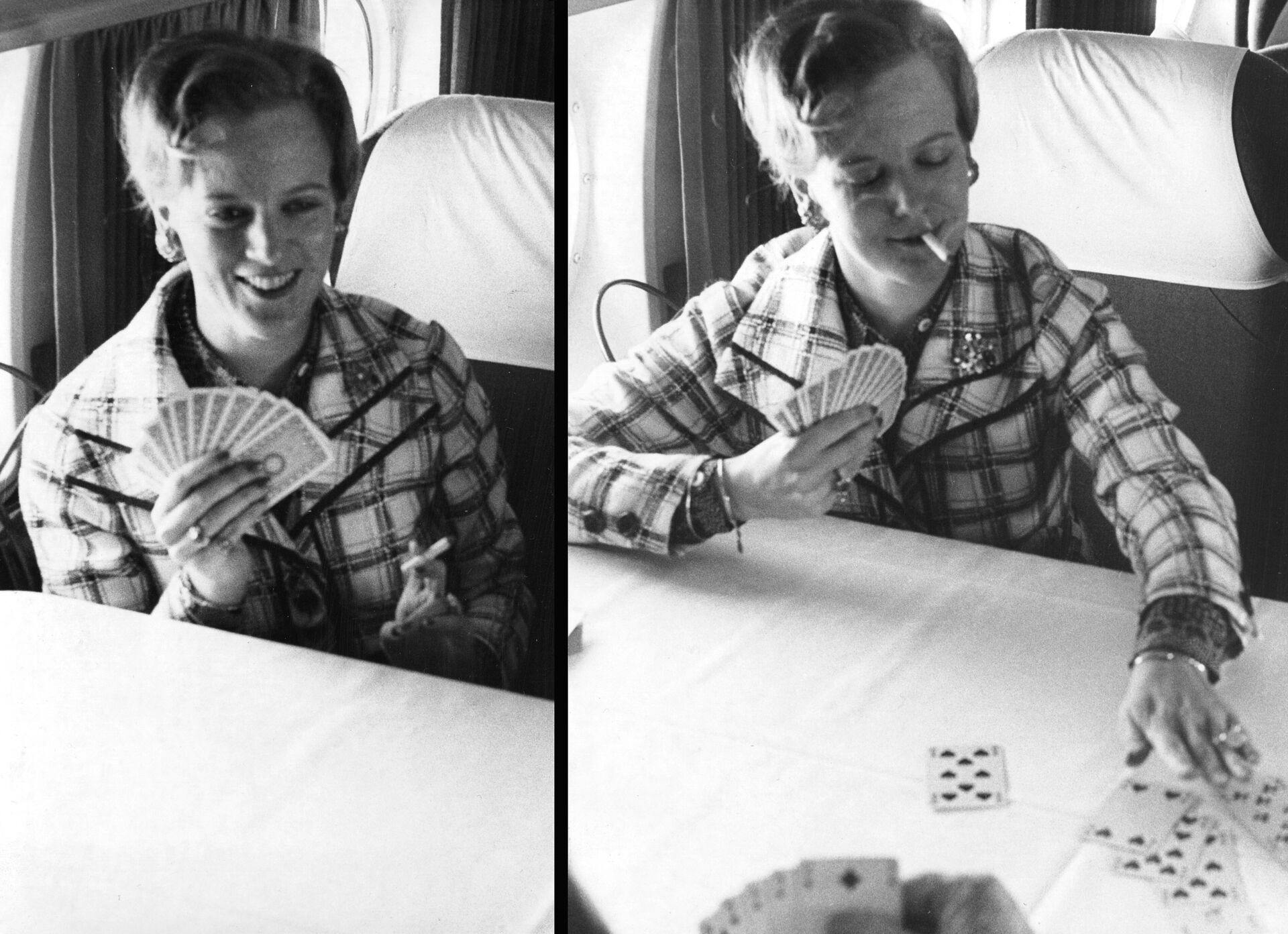 Dronning Margrethe fylder 70 år fredag d. 16. april 1971.- Under en flyrejse til Italien spiller Prinsesse Margrethe bridge med bl.a hofchef Ebbe Munck og handelsminister henry Christensen.