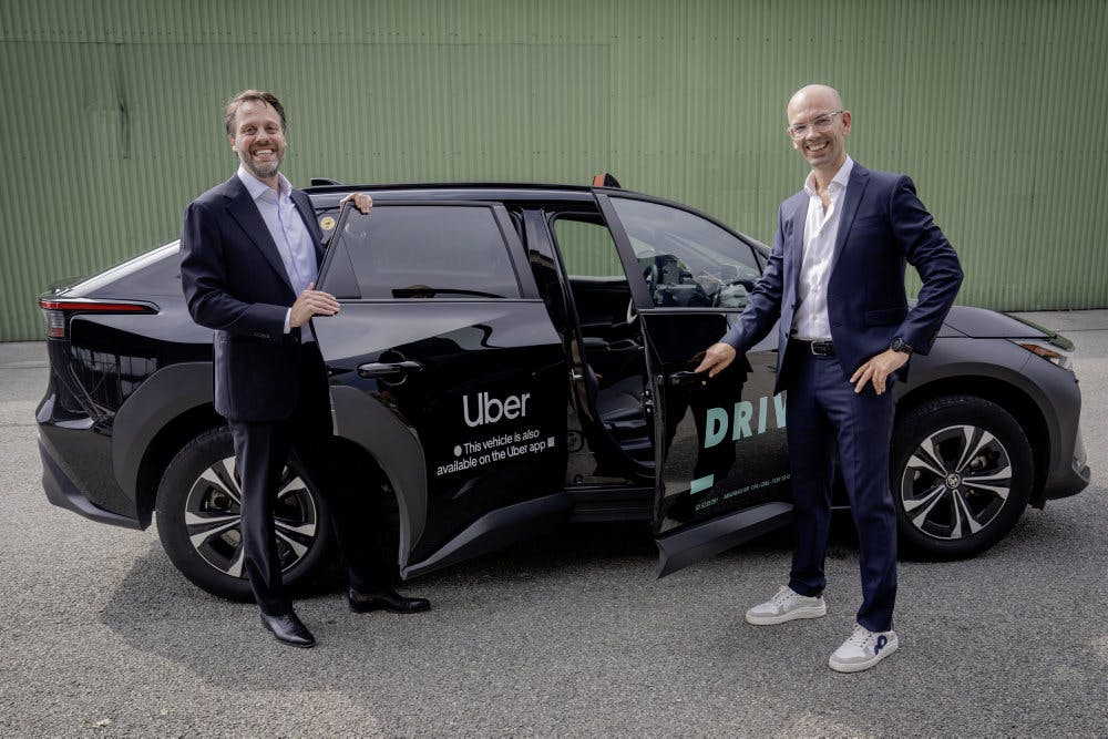 Maurits Schönfeld, leder af Ubers afdeling i Nordeuropa, tv., og Bo Svane, administrerende direktør i Drivr, th., ser frem til, at Uber vender tilbage til Danmark tirsdag 28. januar. (Arkivfoto). - 