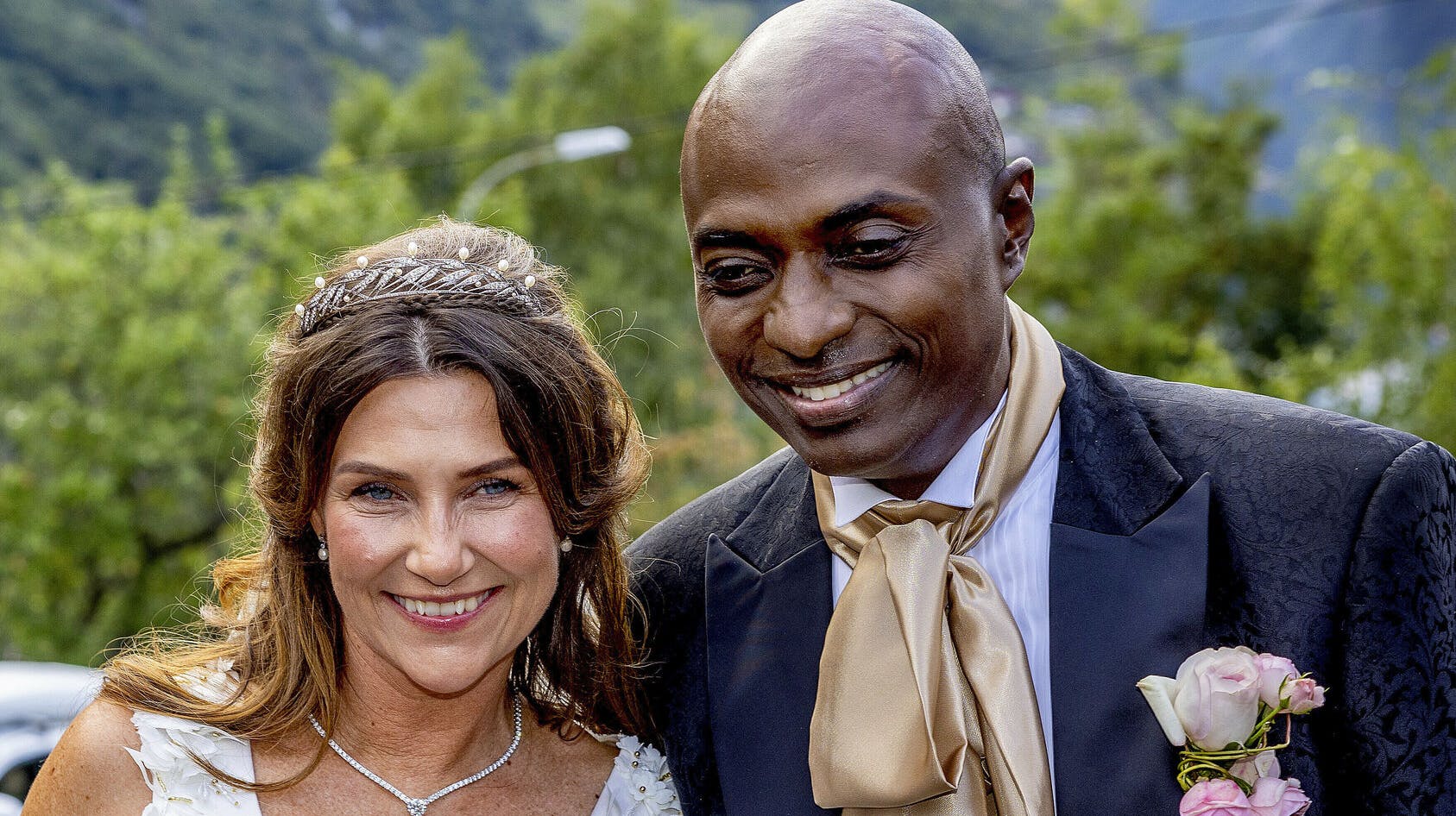 Geiranger, Norway 3108-2024 Bridal couple princess Märtha Louise and Mr. Durek Verrett greet the crowd at the Union Hotel in Geiranger Photo by: Albert Nieboer/picture-alliance/dpa/AP Images