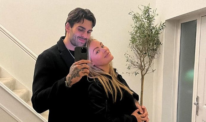 Laura Woods og Adam Collard er blevet forældre til en lille dreng. Det fortæller de på Instagram.