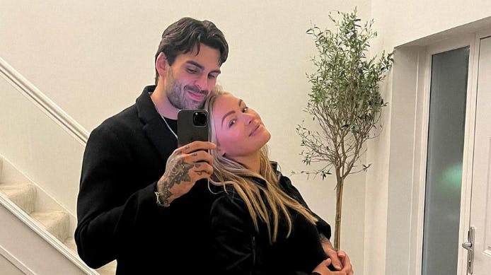 Laura Woods og Adam Collard er blevet forældre til en lille dreng. Det fortæller de på Instagram.