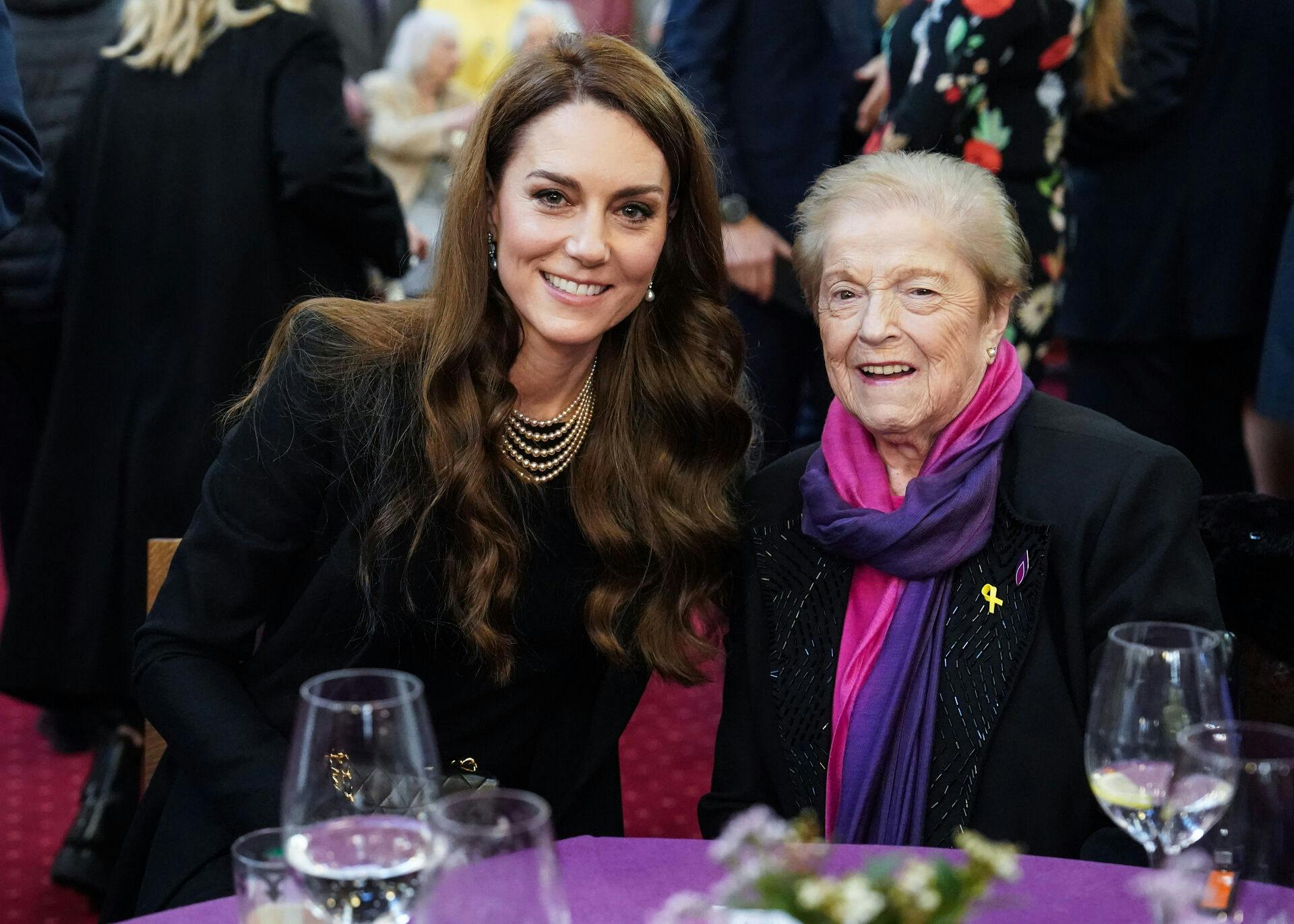 Prinsesse Kate talte også med de overlevende, der deltog i højtideligheden. 