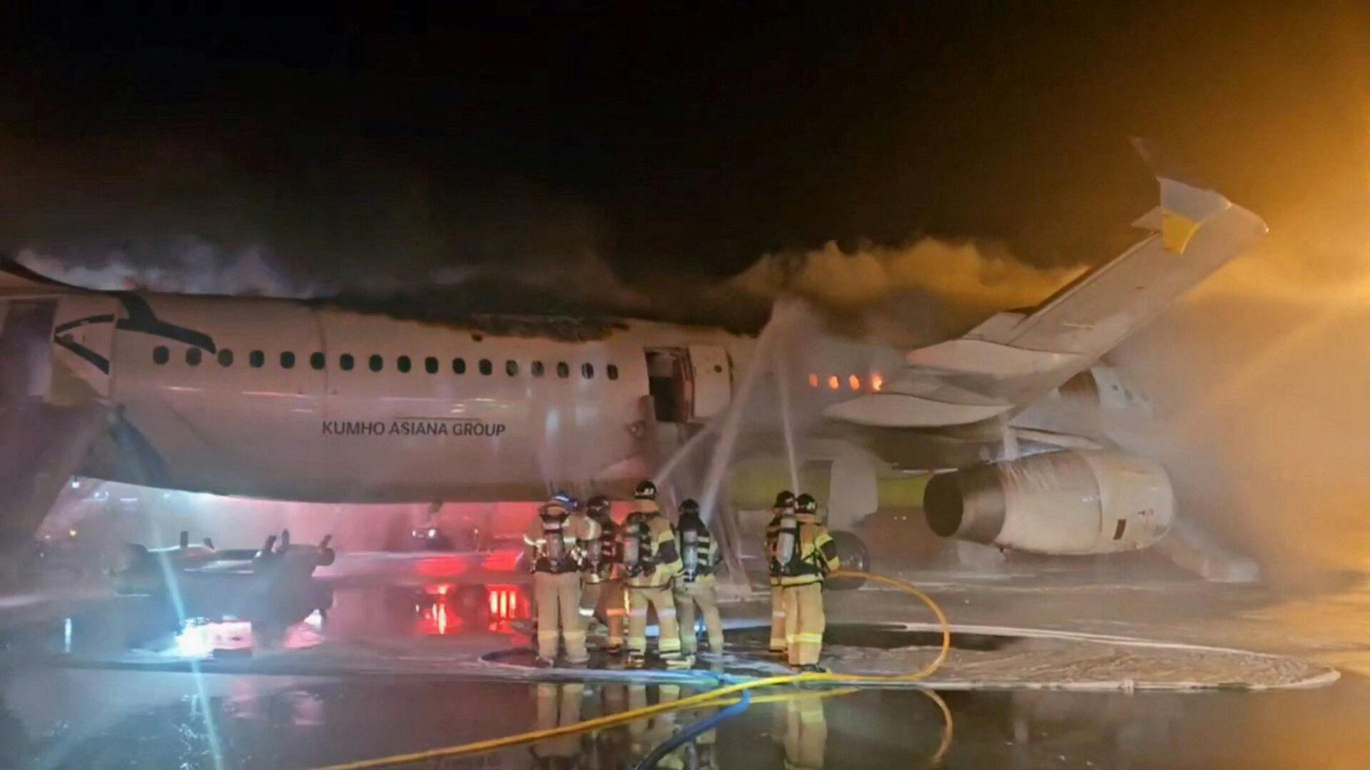 Et Air Busan-fly er brød i flammer i den såkaldte Gimhae International Airport i Busan, Sydkorea.