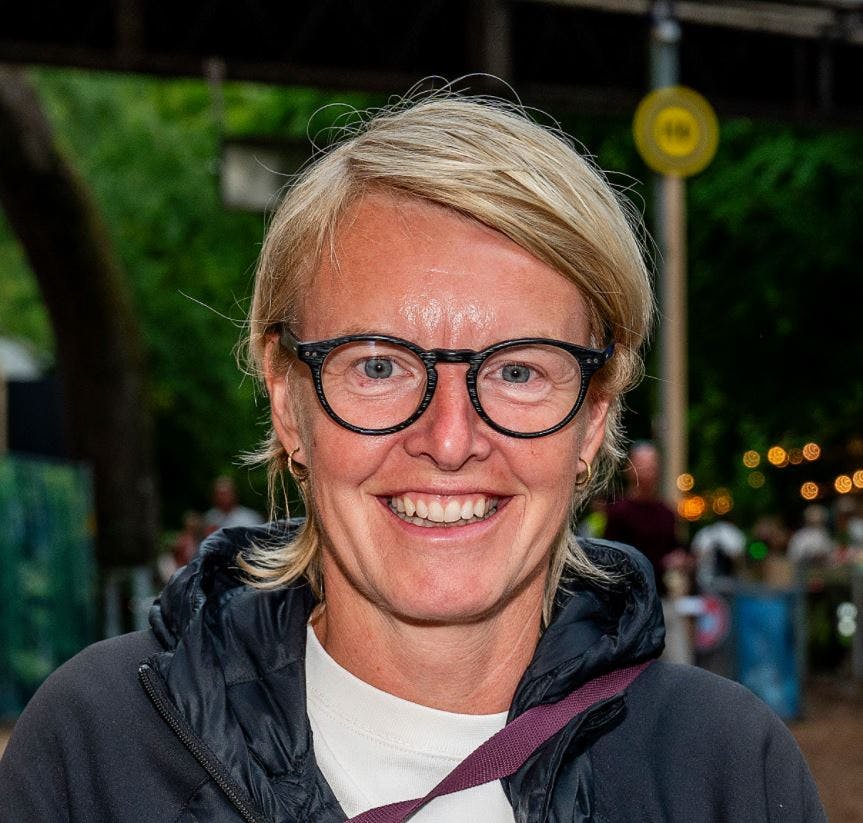 Mens Camilla Andersen hænger i sofaen under håndbold-VM, så vælter pengene ind på kontoen.